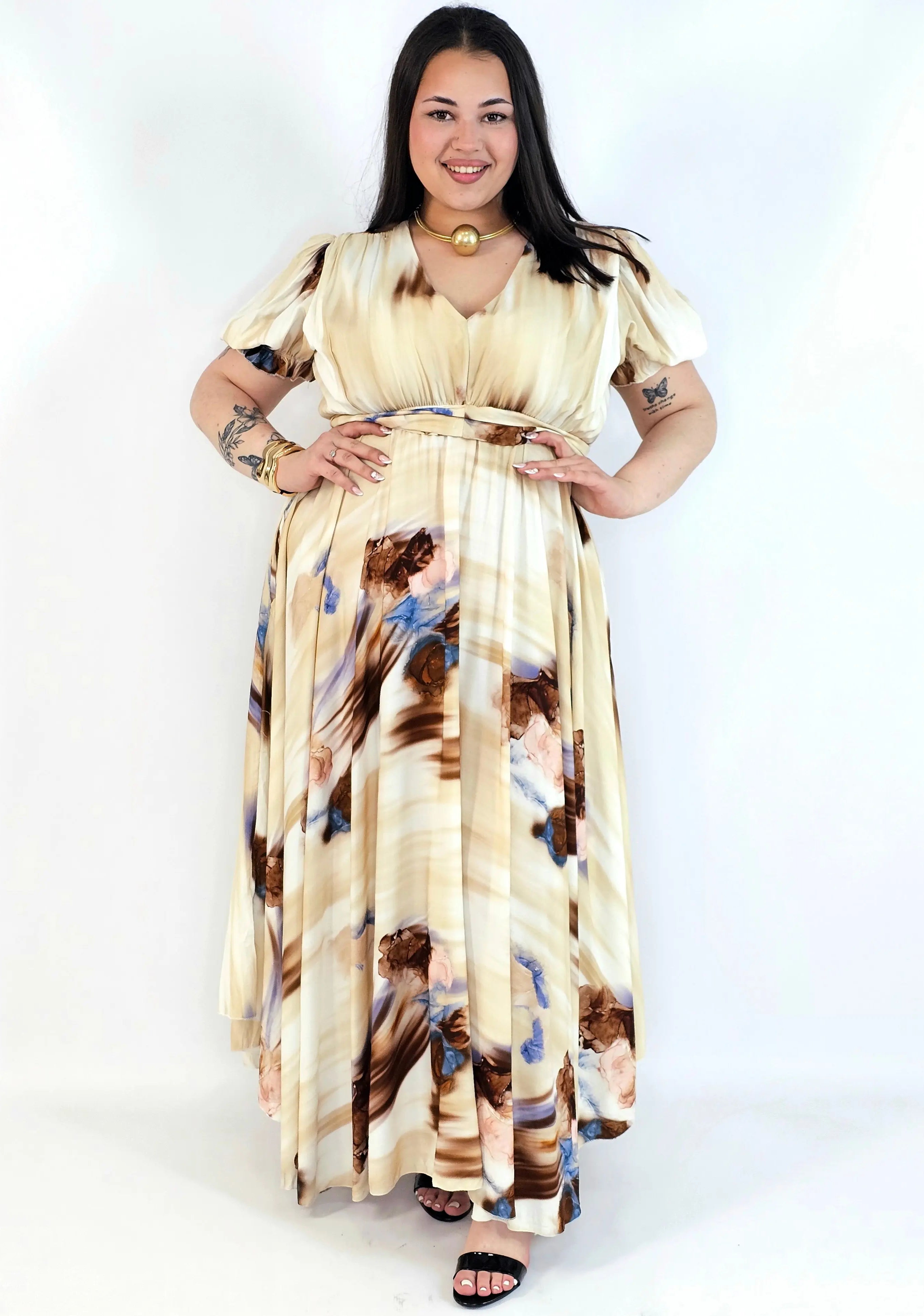 Sukienka plus size artystyczna z kwiatowym akcentem – lekkość i kobiecość w ruchu Stylowa XL