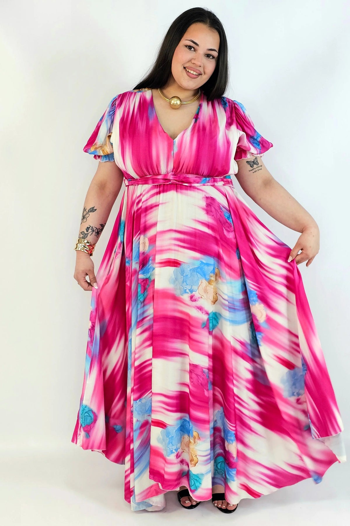 Sukienka plus size artystyczna z kwiatowym akcentem – lekkość i kobiecość w ruchu Stylowa XL