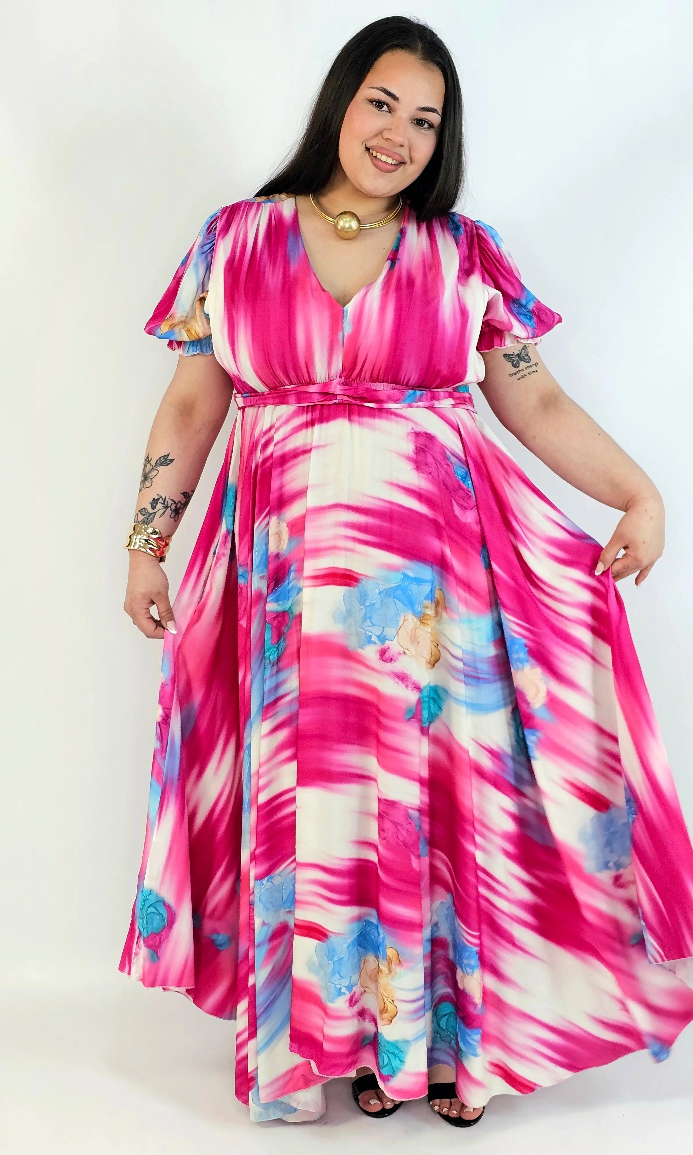 Sukienka plus size artystyczna z kwiatowym akcentem – lekkość i kobiecość w ruchu Stylowa XL
