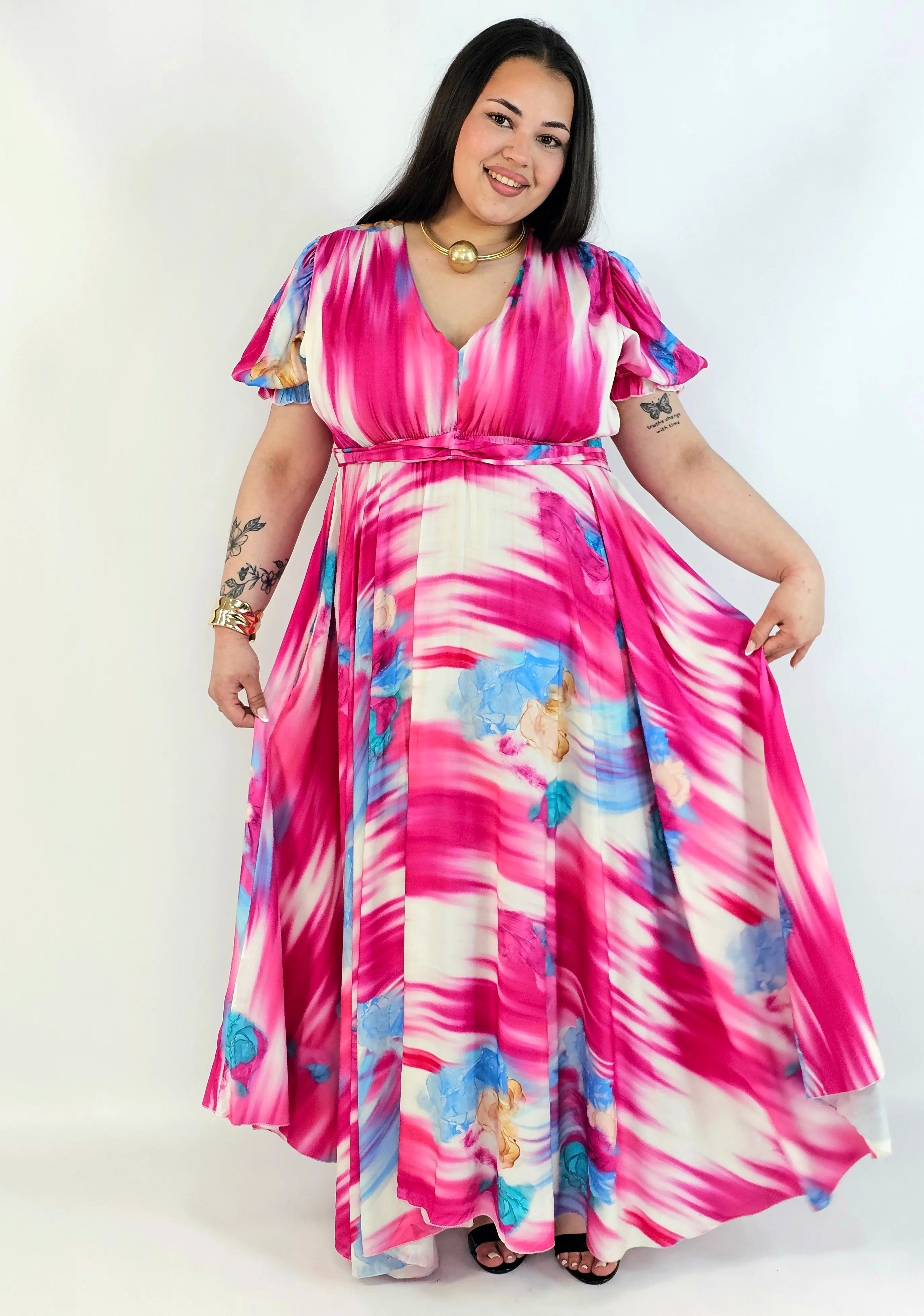 Sukienka plus size artystyczna z kwiatowym akcentem – lekkość i kobiecość w ruchu Stylowa XL