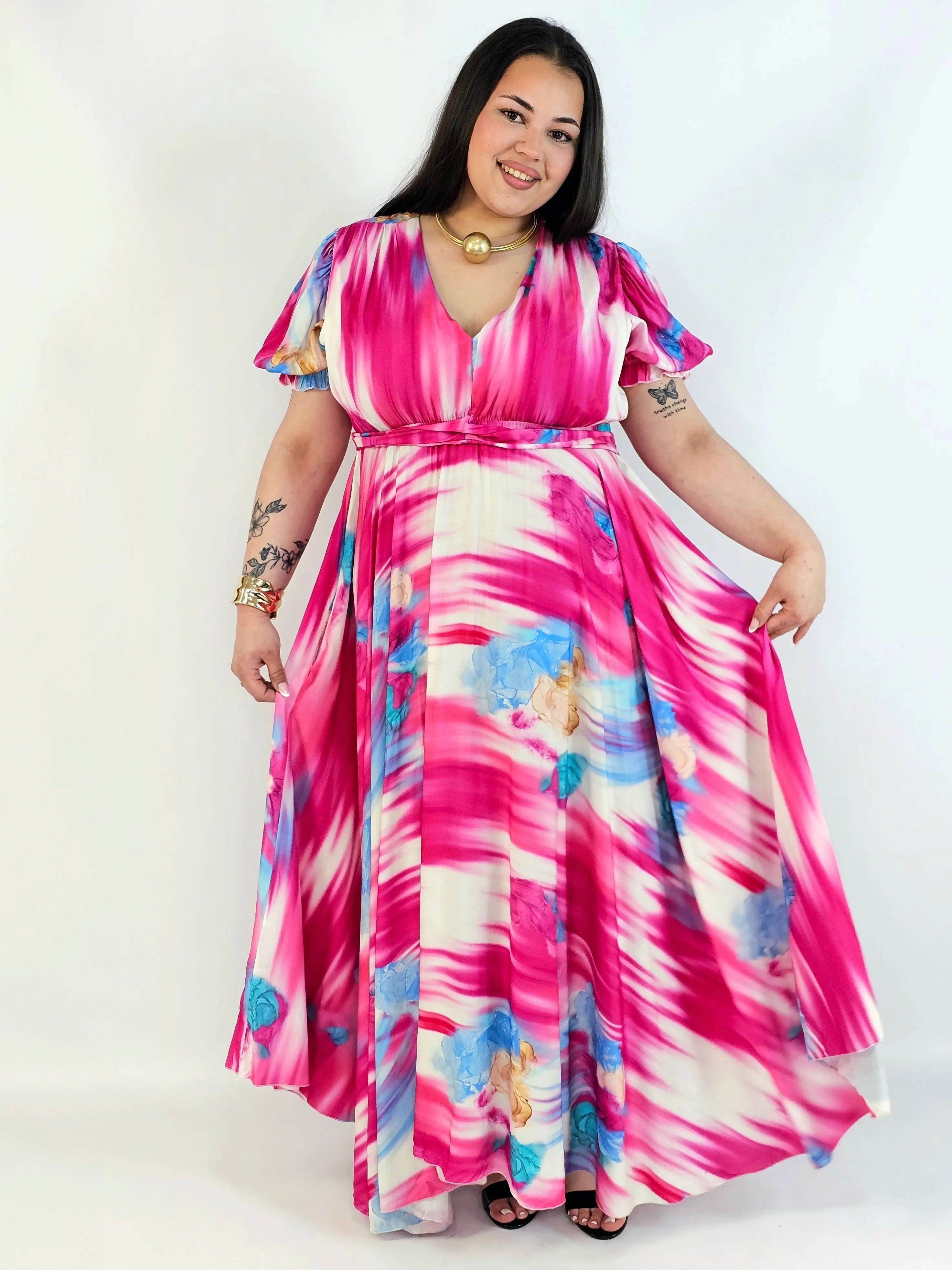 Sukienka plus size artystyczna z kwiatowym akcentem – lekkość i kobiecość w ruchu Stylowa XL