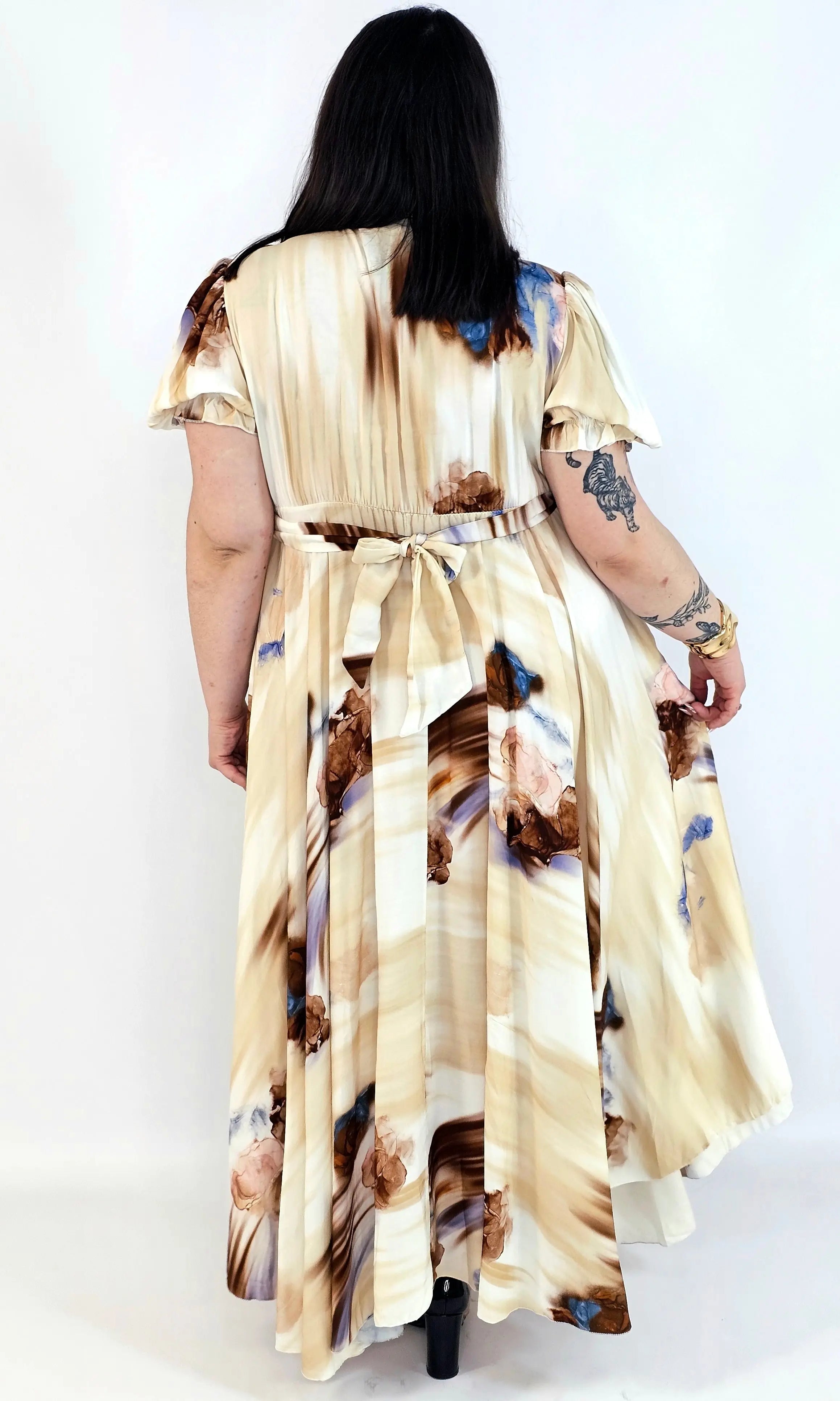 Sukienka plus size artystyczna z kwiatowym akcentem – lekkość i kobiecość w ruchu Stylowa XL