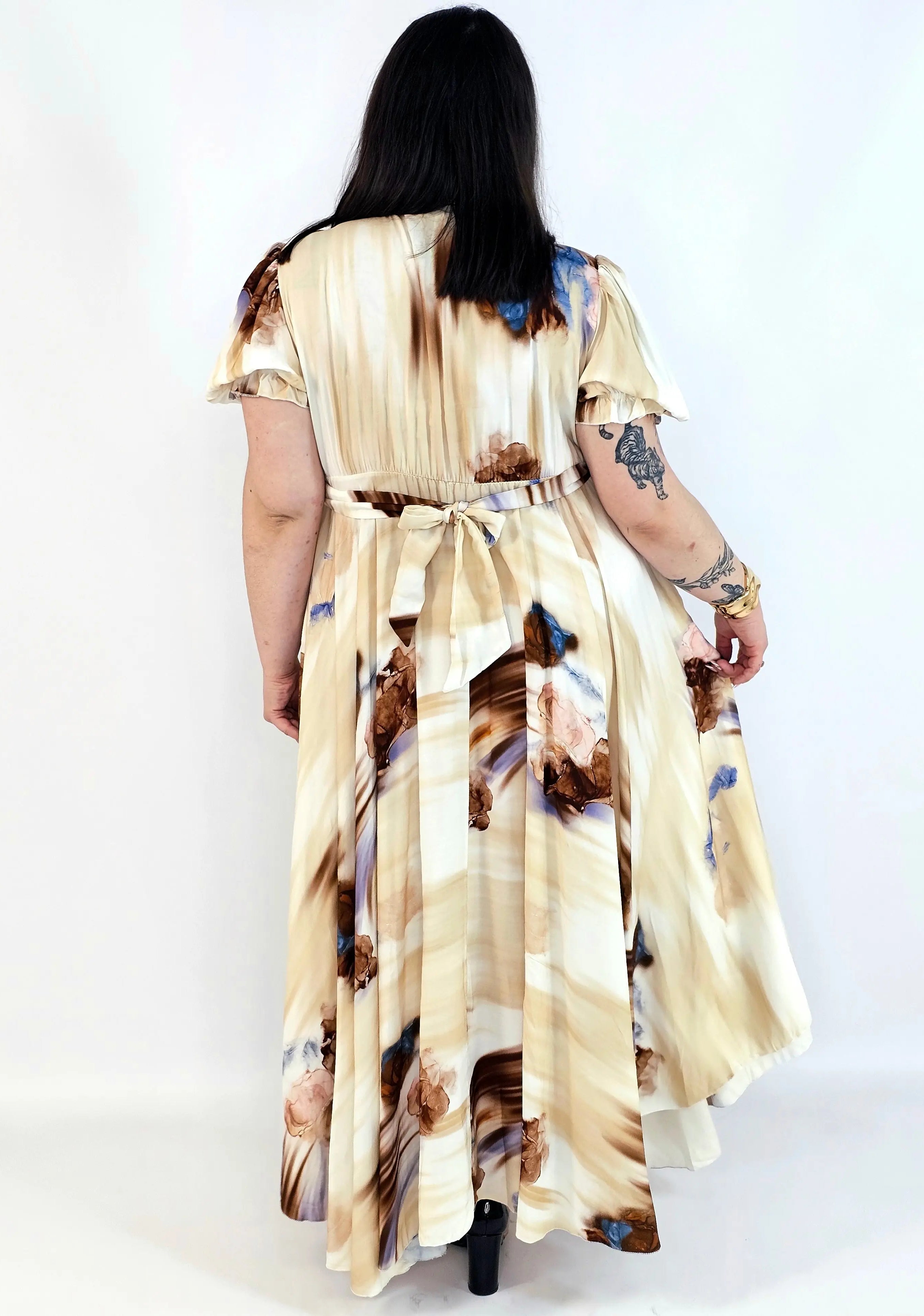 Sukienka plus size artystyczna z kwiatowym akcentem – lekkość i kobiecość w ruchu Stylowa XL