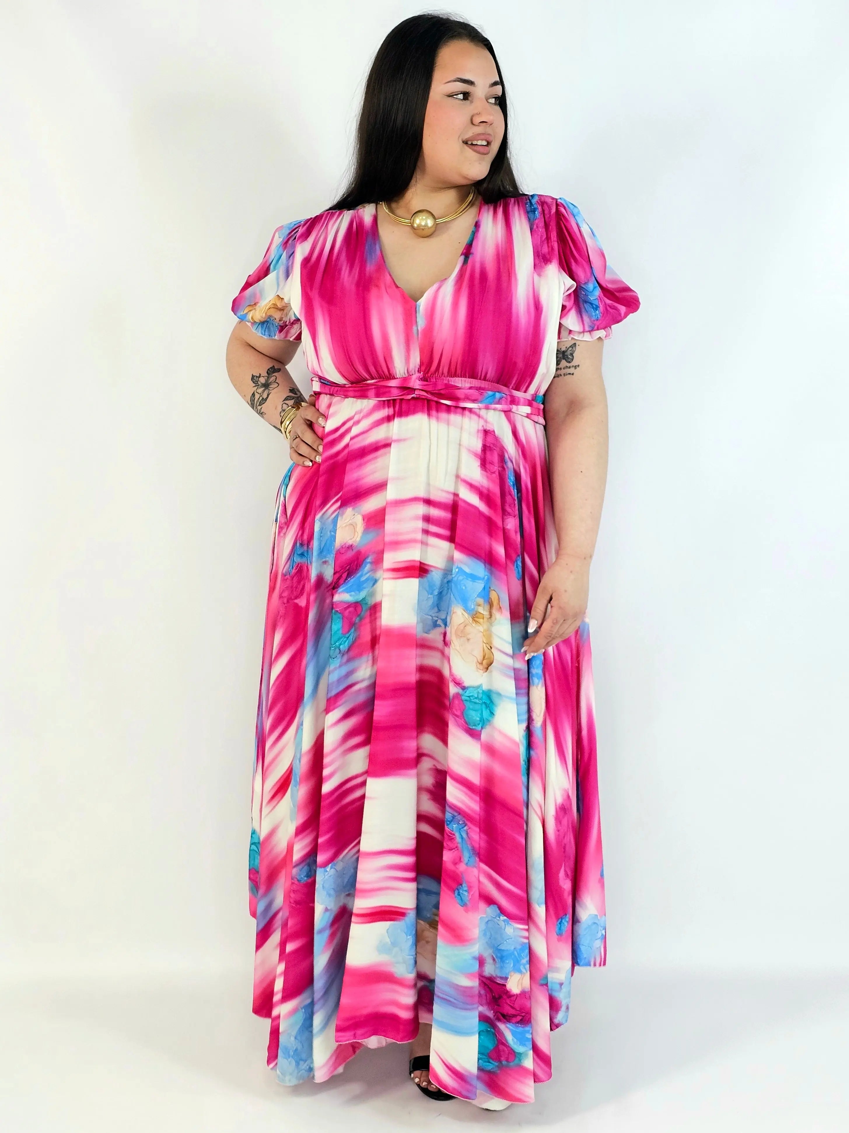 Sukienka plus size artystyczna z kwiatowym akcentem – lekkość i kobiecość w ruchu Stylowa XL