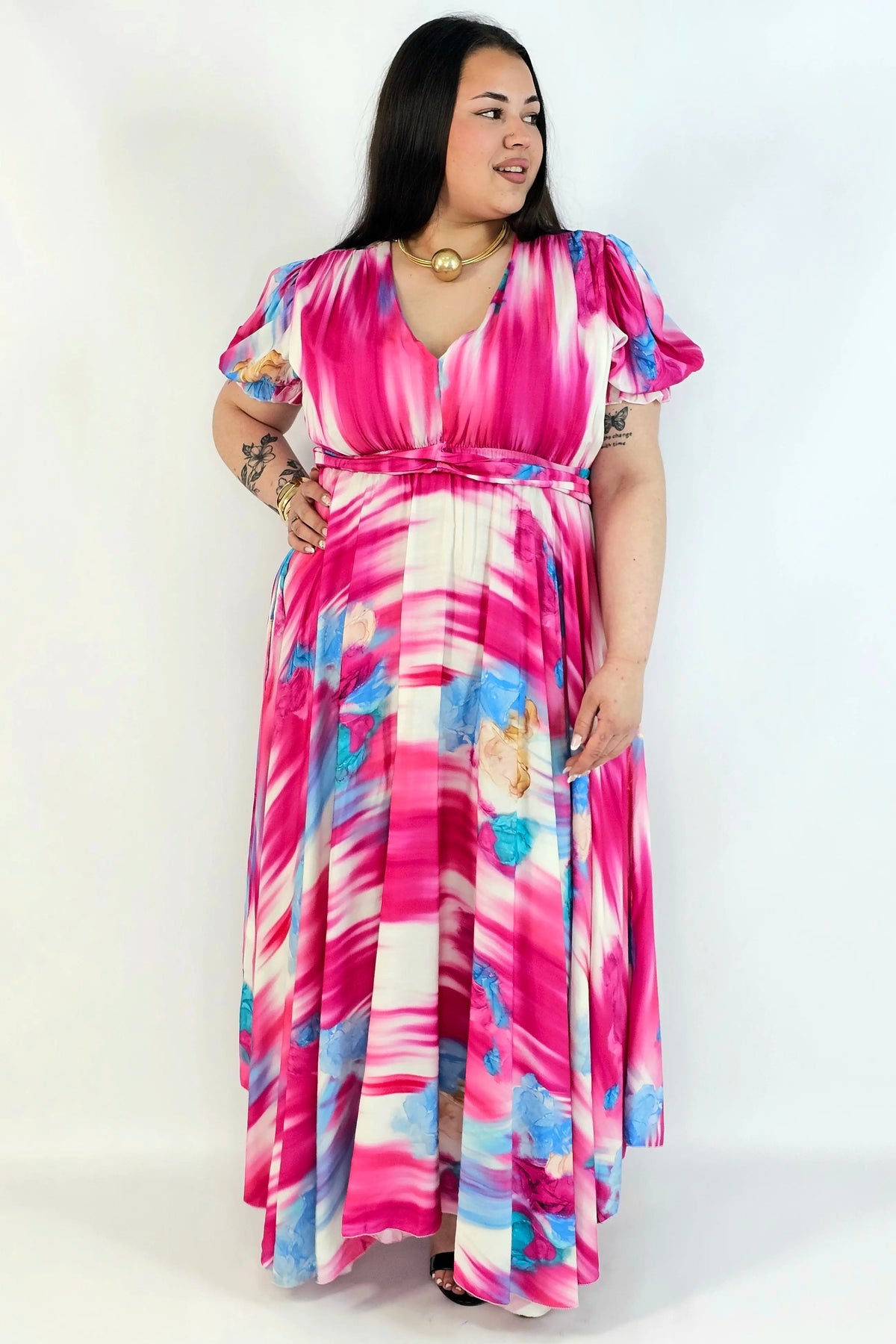 Sukienka plus size artystyczna z kwiatowym akcentem – lekkość i kobiecość w ruchu Stylowa XL