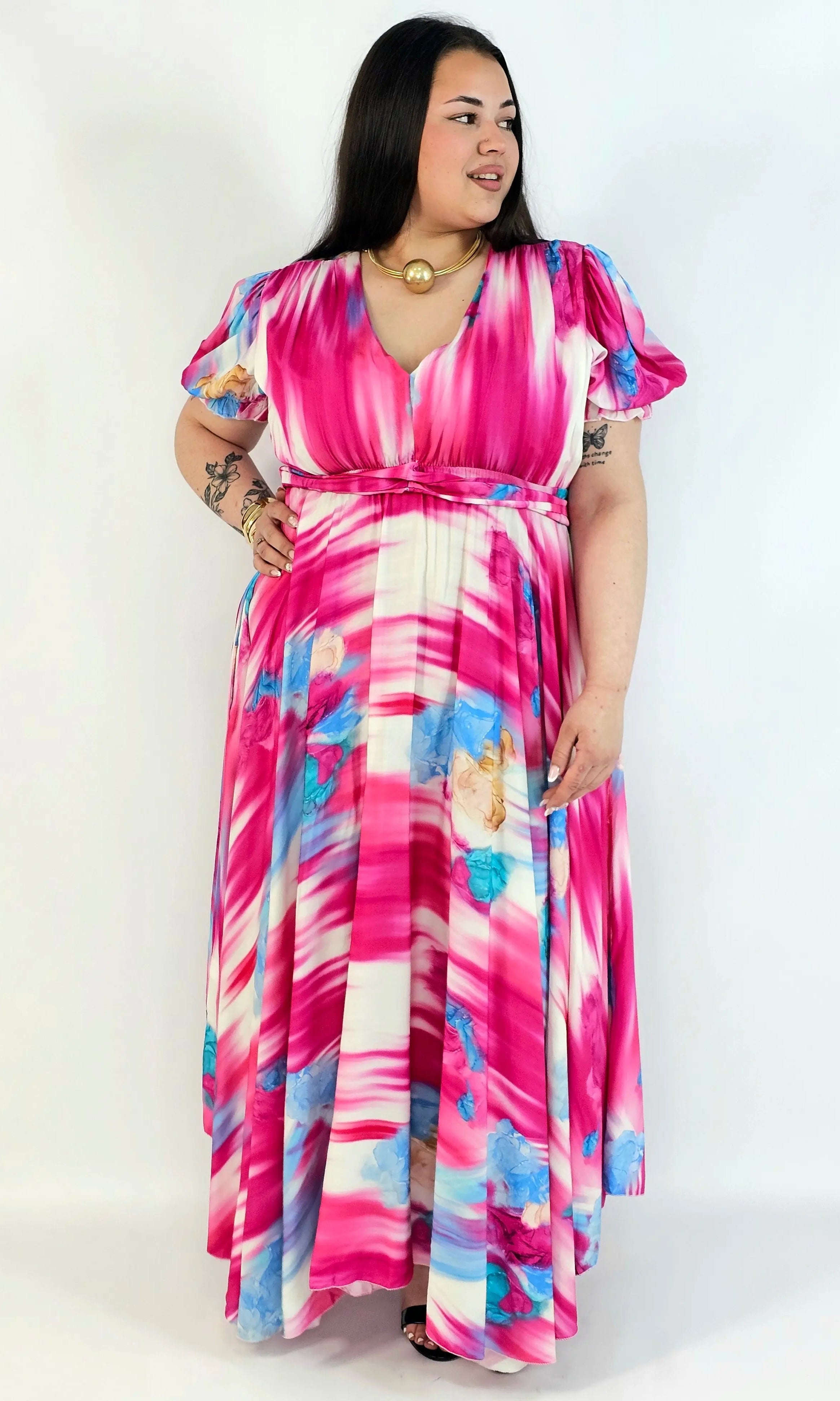 Sukienka plus size artystyczna z kwiatowym akcentem – lekkość i kobiecość w ruchu Stylowa XL