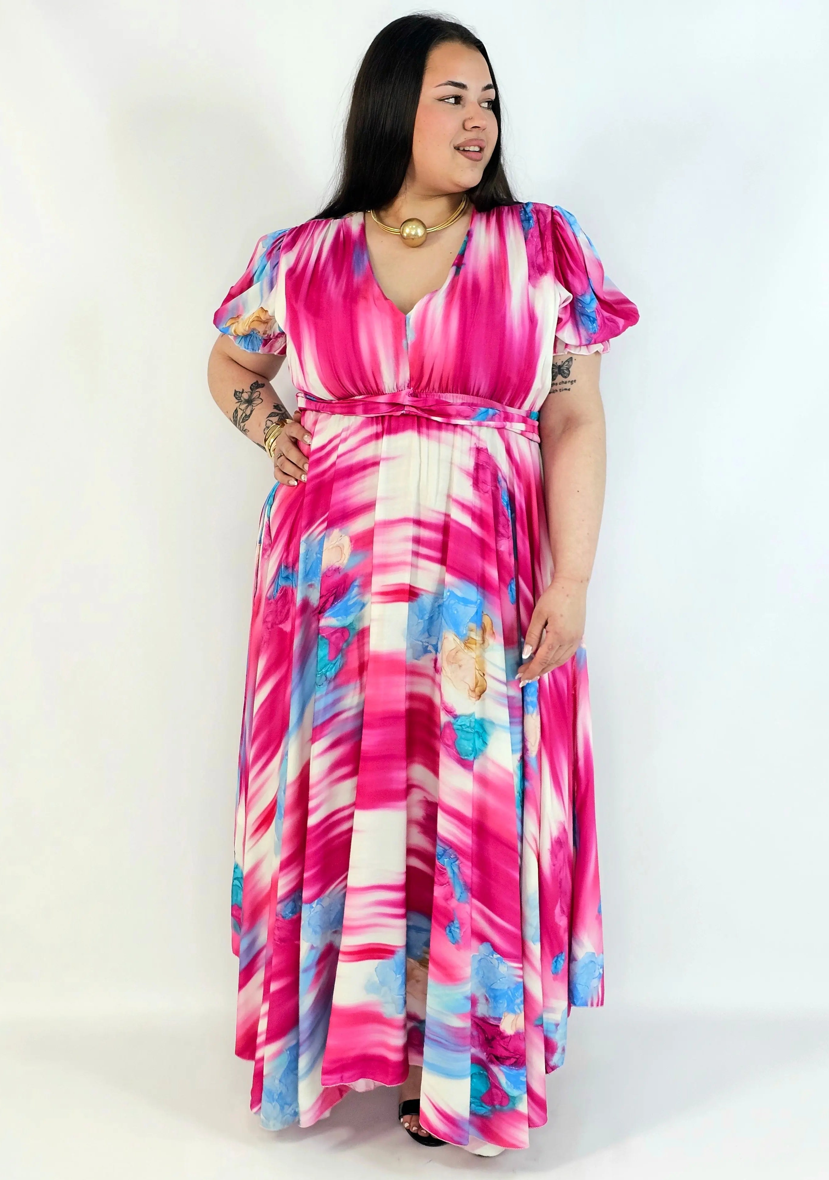 Sukienka plus size artystyczna z kwiatowym akcentem – lekkość i kobiecość w ruchu Stylowa XL