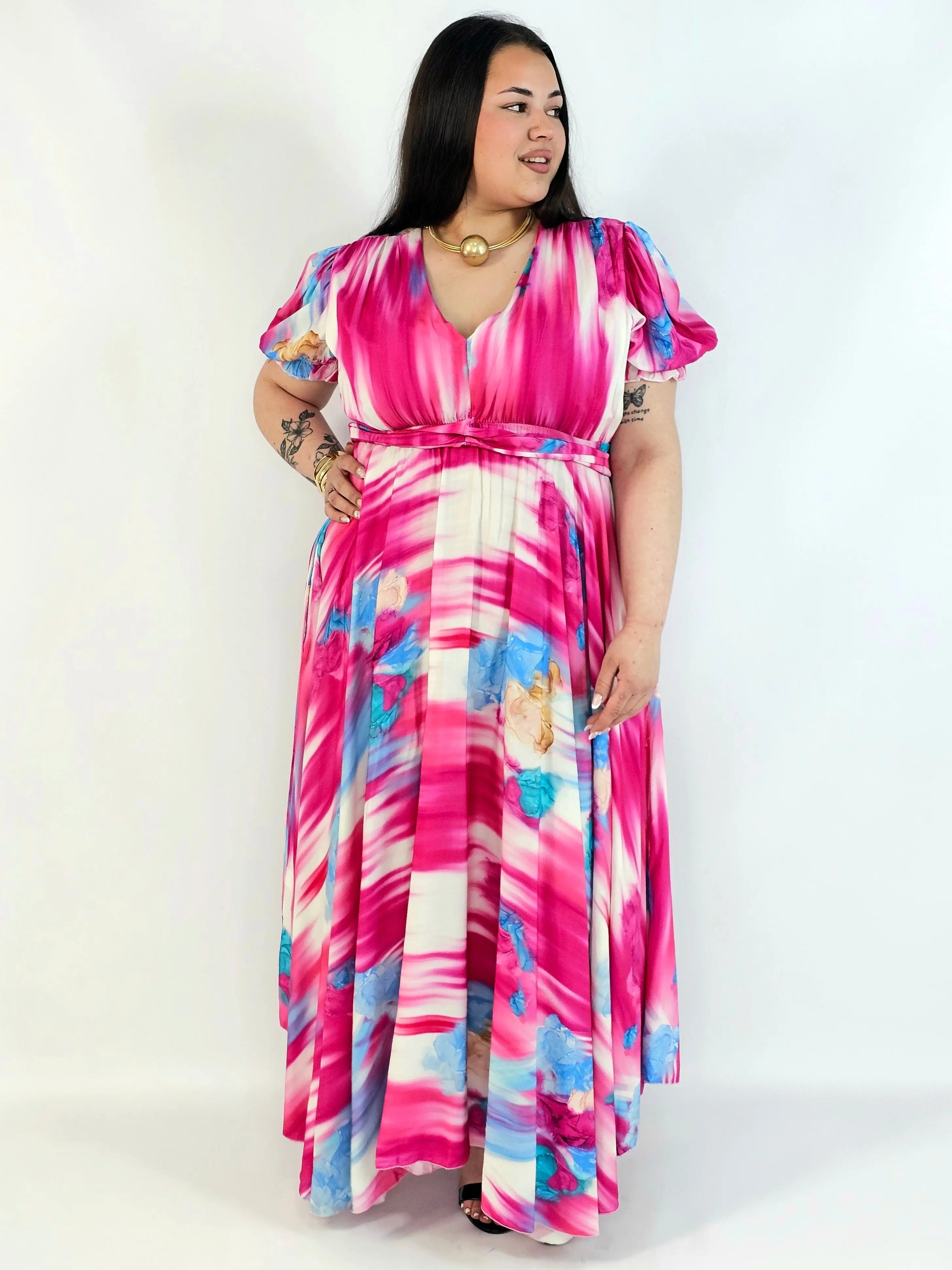 Sukienka plus size artystyczna z kwiatowym akcentem – lekkość i kobiecość w ruchu Stylowa XL