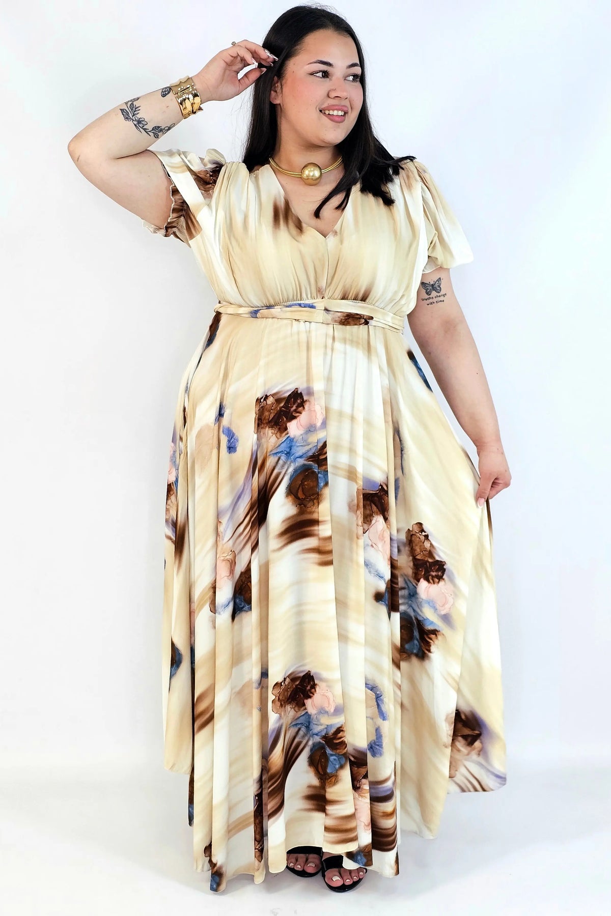 Sukienka plus size artystyczna z kwiatowym akcentem – lekkość i kobiecość w ruchu Stylowa XL