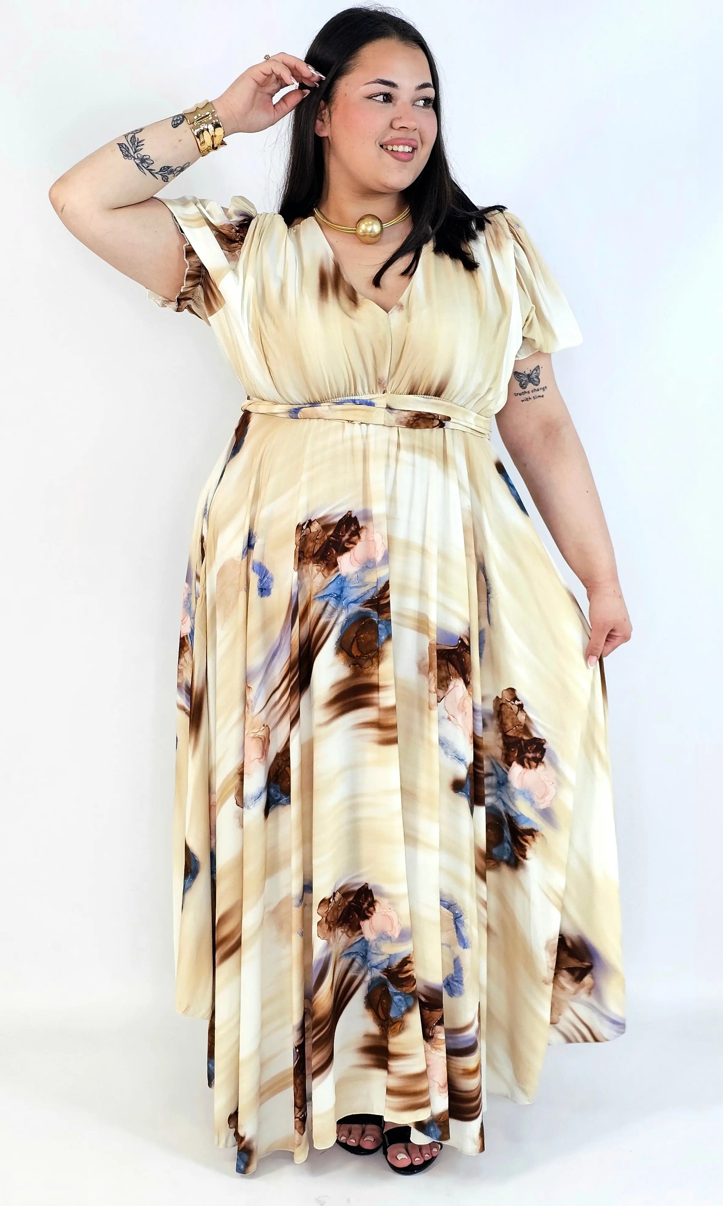 Sukienka plus size artystyczna z kwiatowym akcentem – lekkość i kobiecość w ruchu Stylowa XL