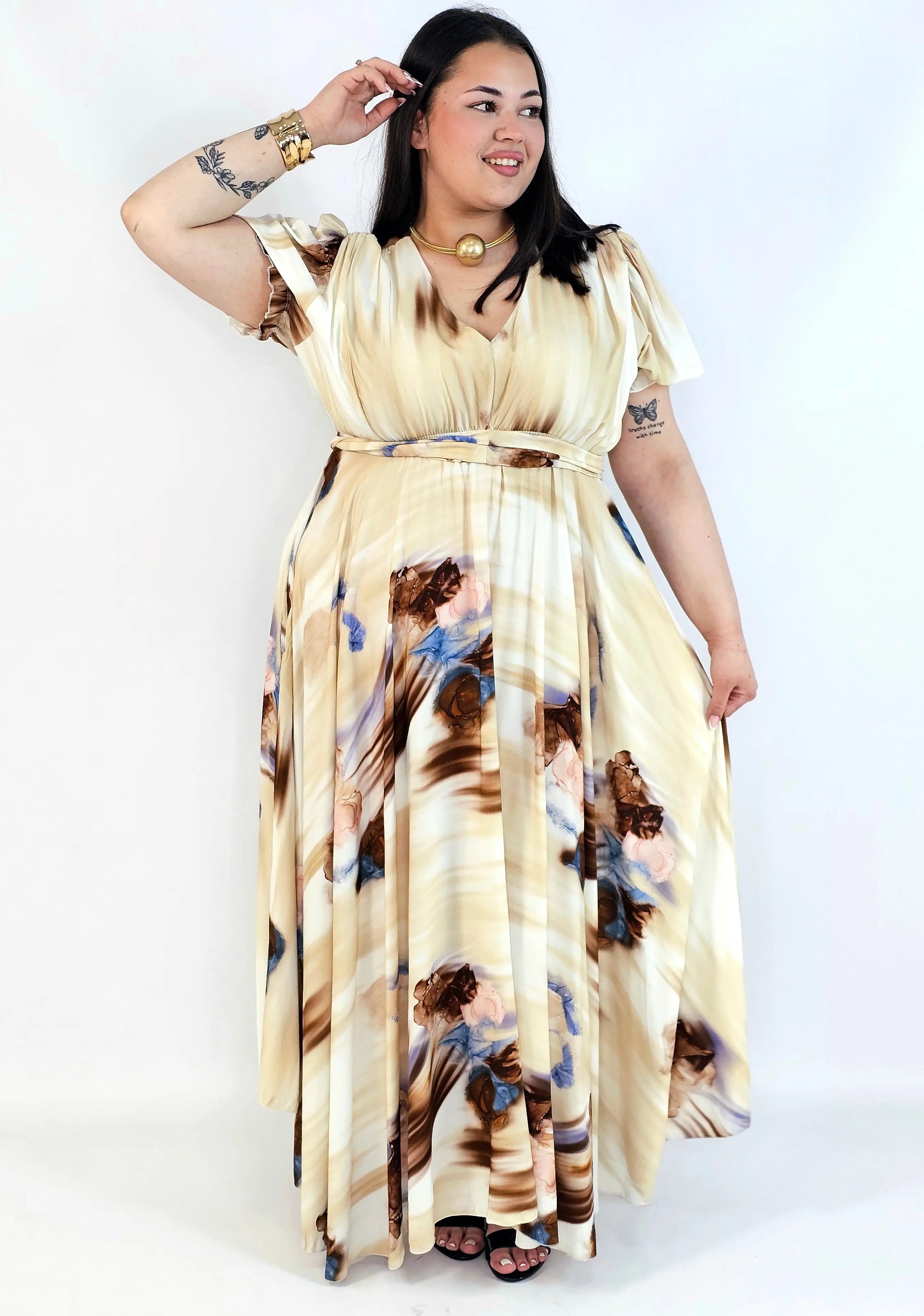 Sukienka plus size artystyczna z kwiatowym akcentem – lekkość i kobiecość w ruchu Stylowa XL