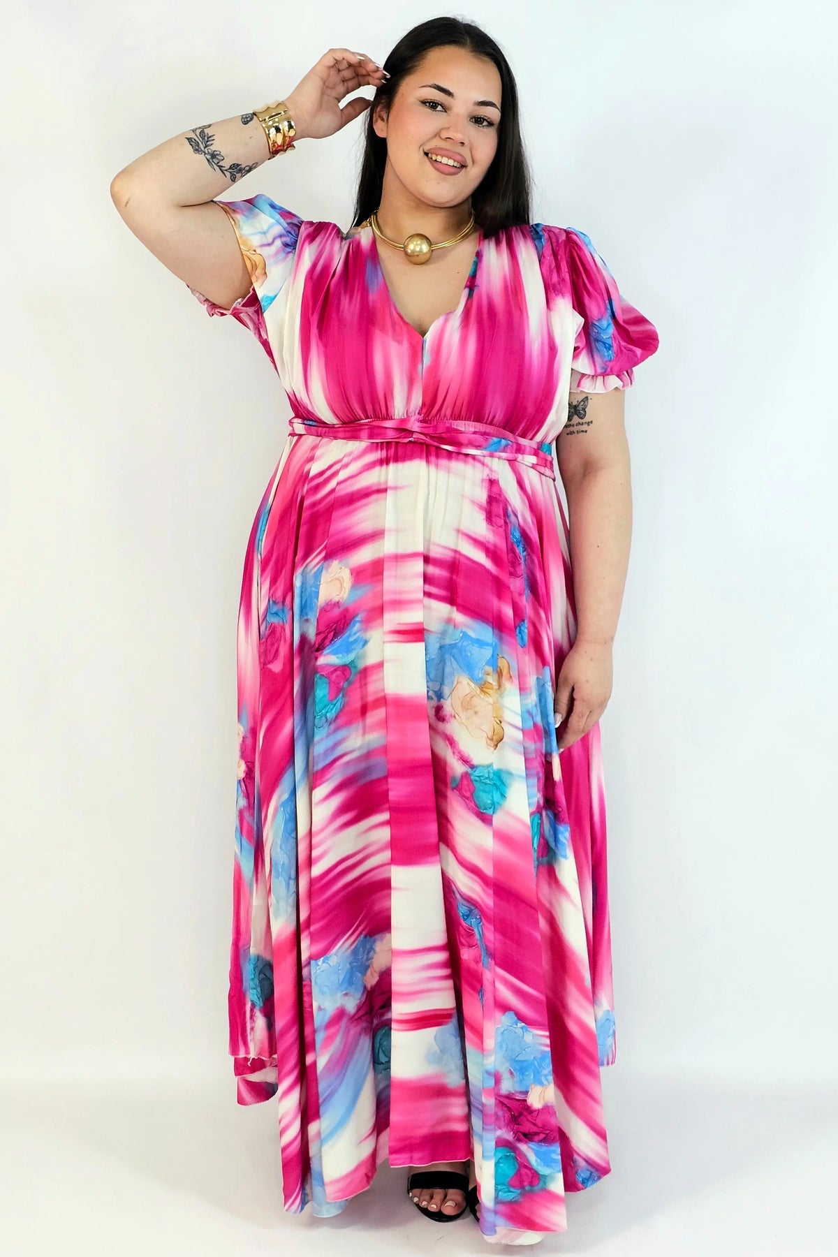Sukienka plus size artystyczna z kwiatowym akcentem – lekkość i kobiecość w ruchu Stylowa XL