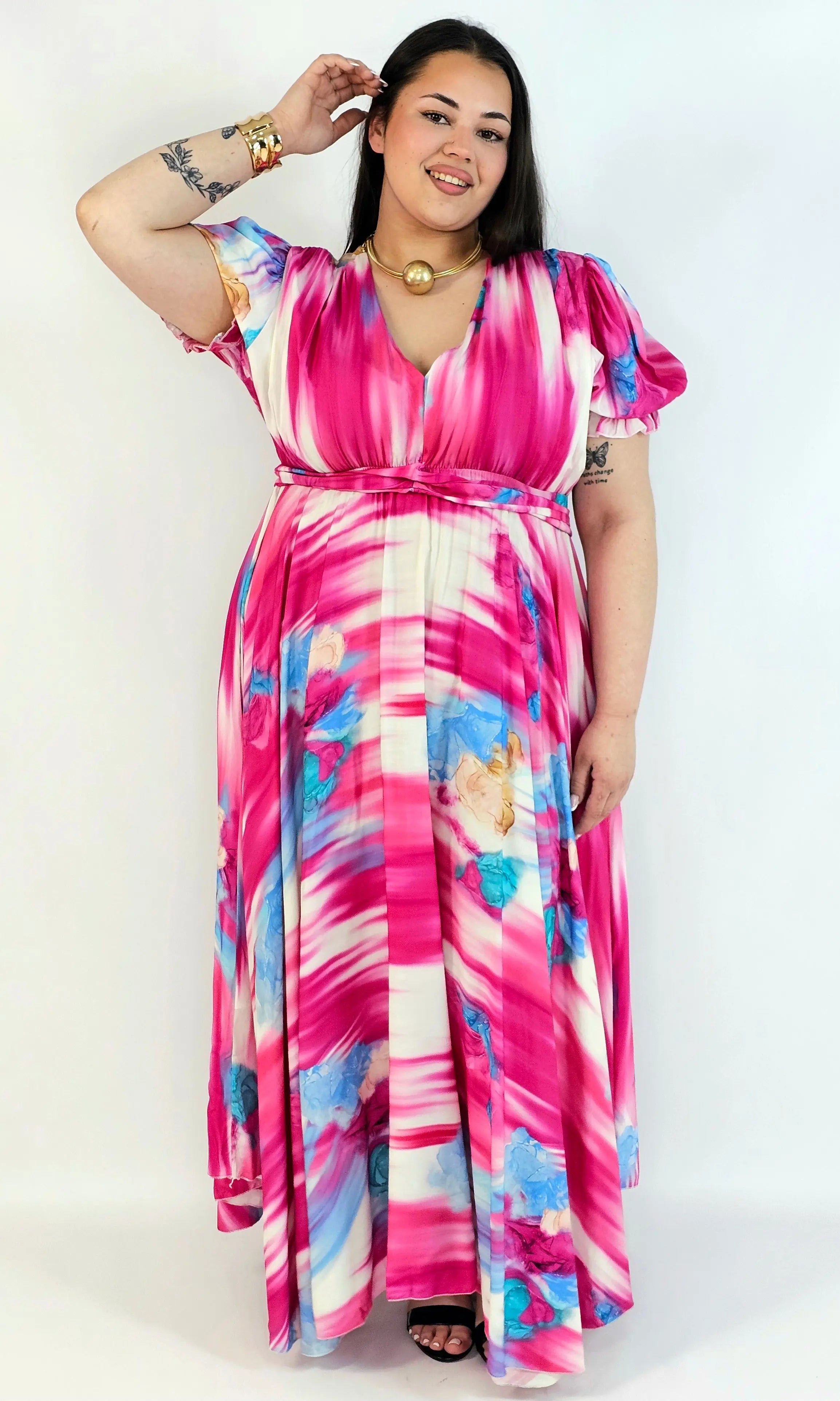 Sukienka plus size artystyczna z kwiatowym akcentem – lekkość i kobiecość w ruchu Stylowa XL