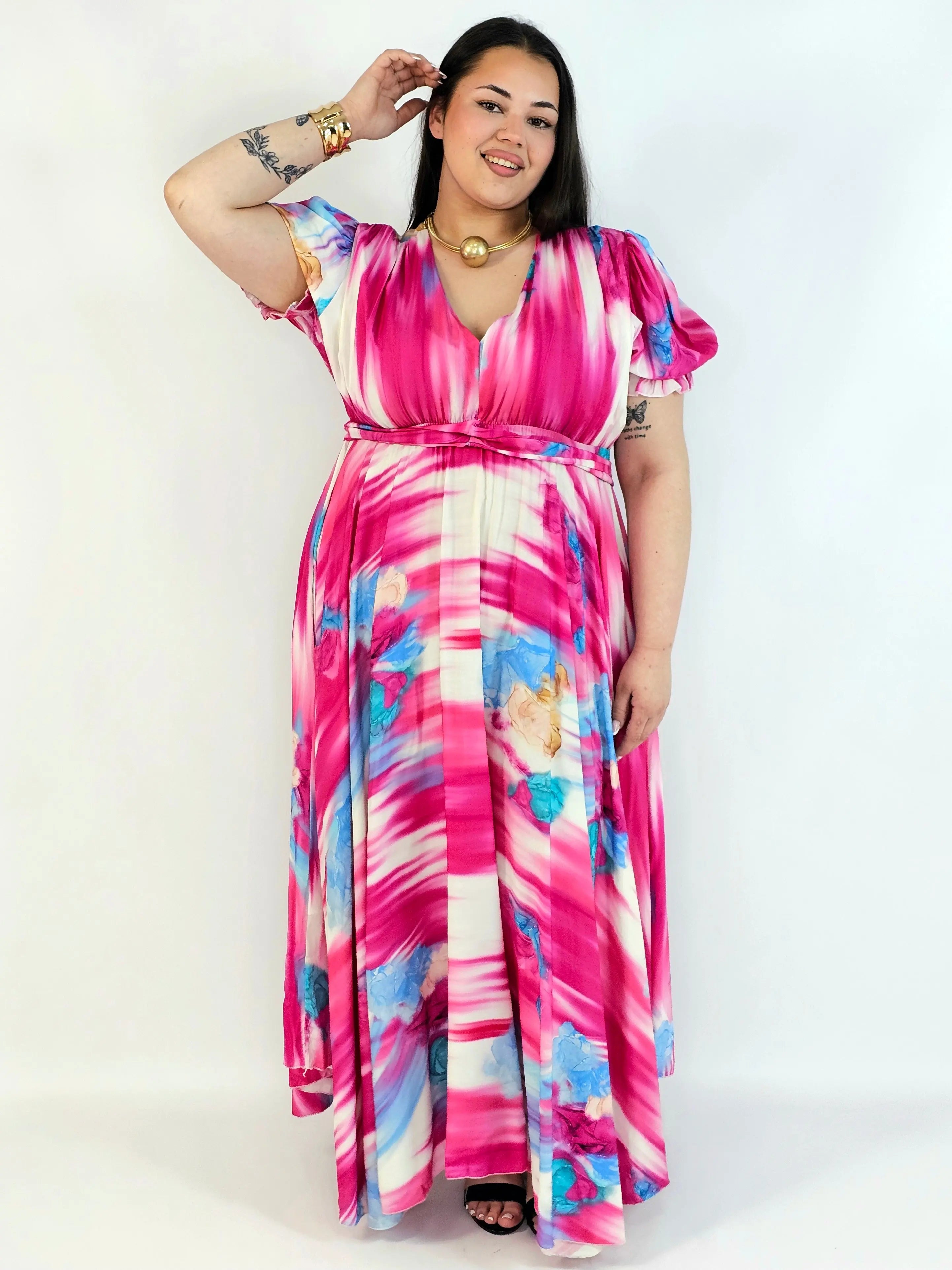 Sukienka plus size artystyczna z kwiatowym akcentem – lekkość i kobiecość w ruchu Stylowa XL