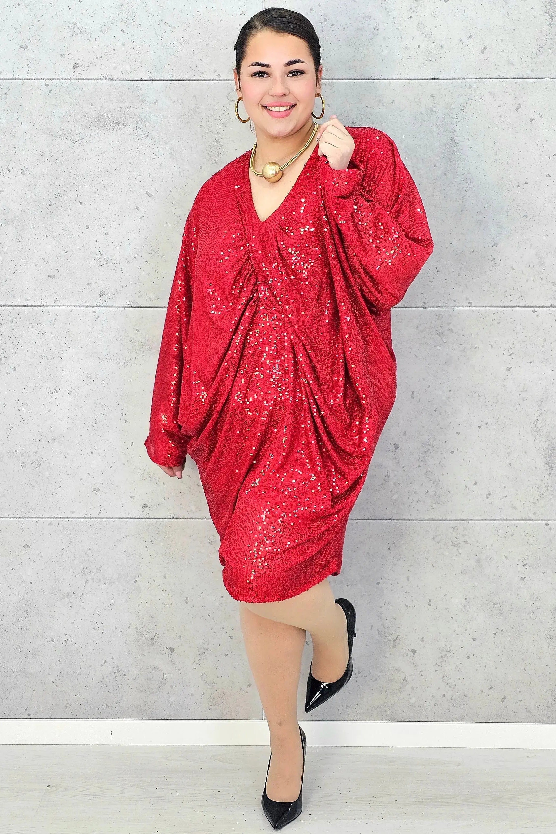 Sukienka plus size cekinowa w czerwieni – wyjątkowa moda XXL Stylowa XL