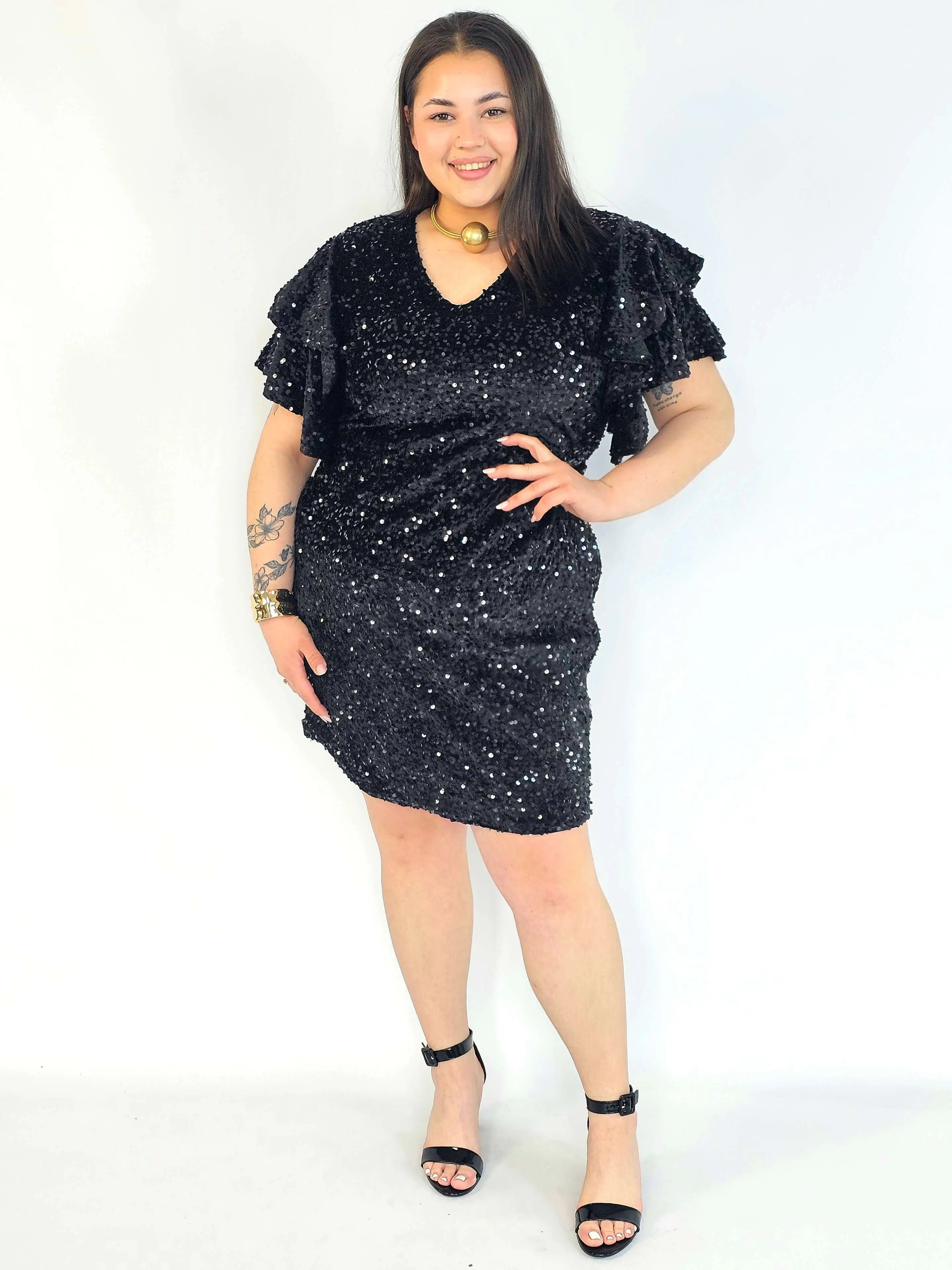Sukienka plus size cekinowa czarna z falbankami – elegancka sukienka XXL Stylowa XL