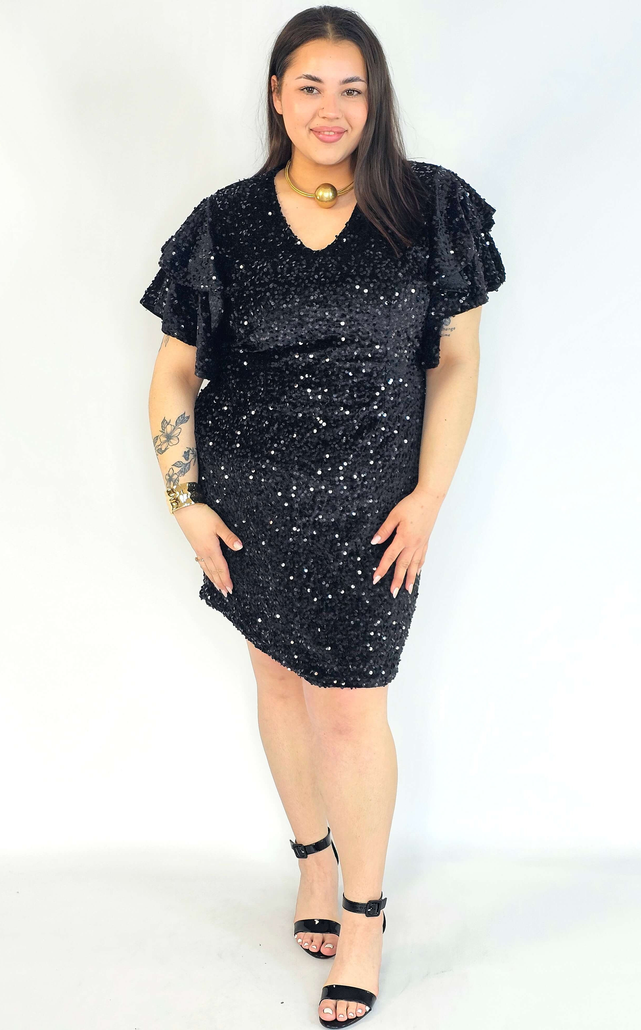 Sukienka plus size cekinowa czarna z falbankami – elegancka sukienka XXL Stylowa XL