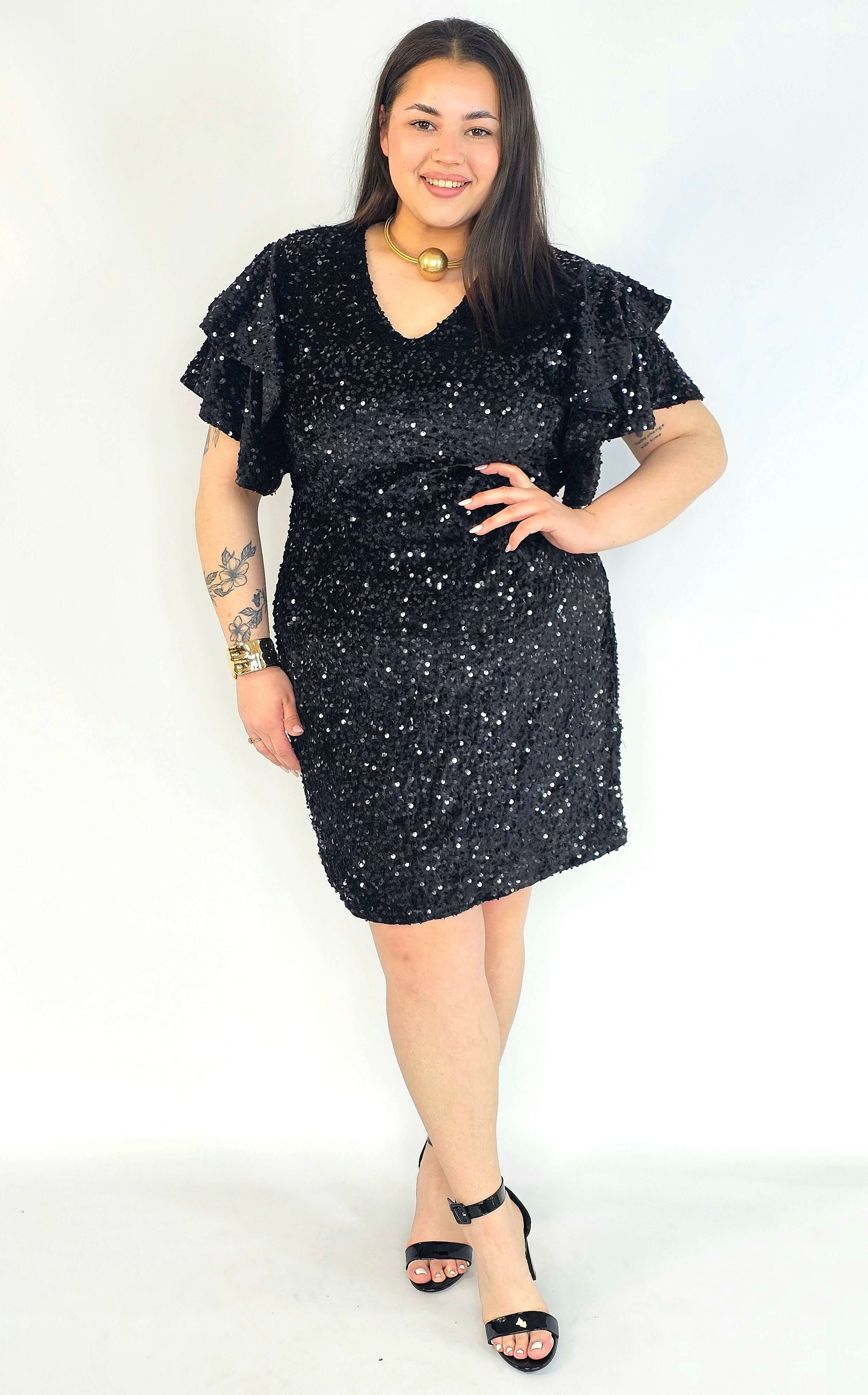 Sukienka plus size cekinowa czarna z falbankami – elegancka sukienka XXL Stylowa XL