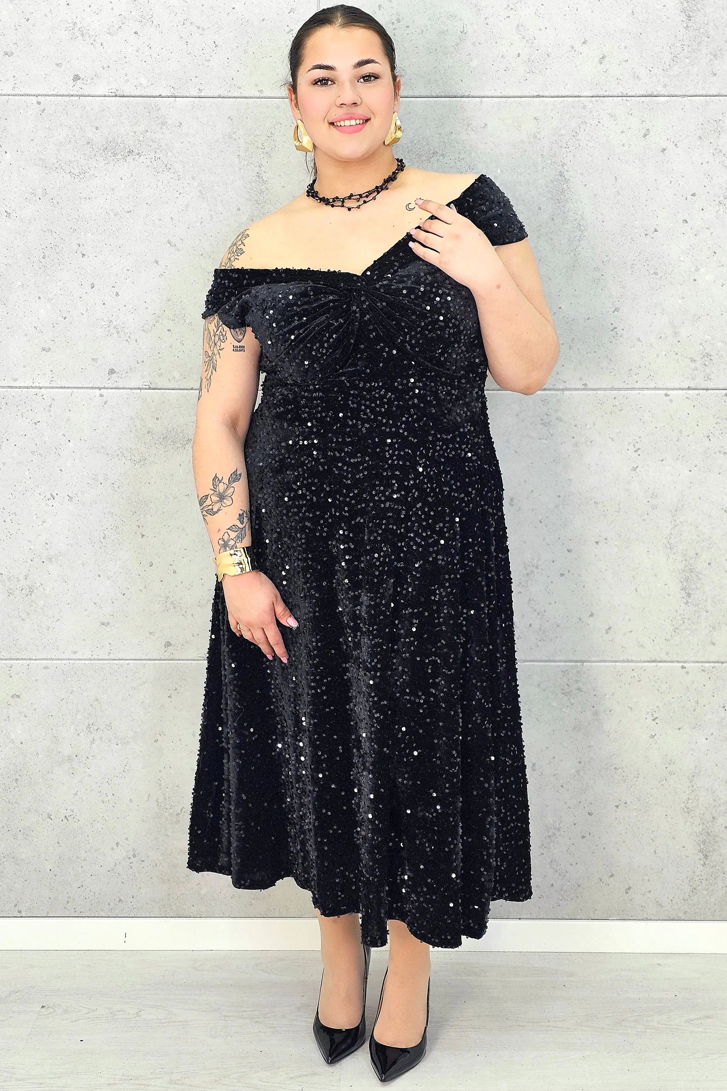 Sukienka plus size cekinowa z eleganckim drapowaniem – model XXL na wyjątkowe okazje Stylowa XL
