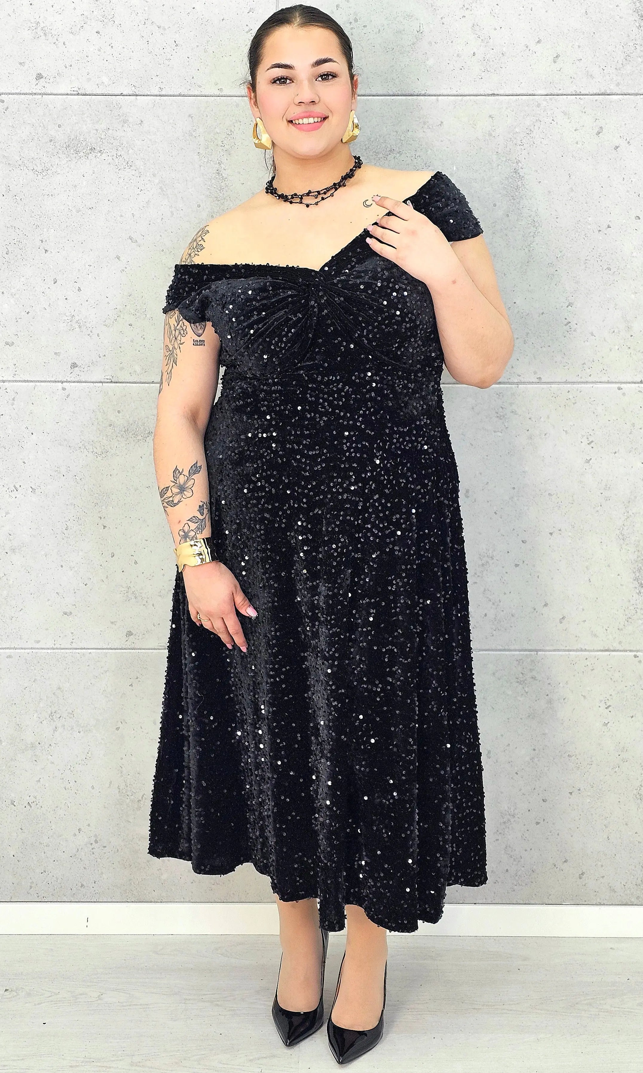 Sukienka plus size cekinowa z eleganckim drapowaniem – model XXL na wyjątkowe okazje Stylowa XL