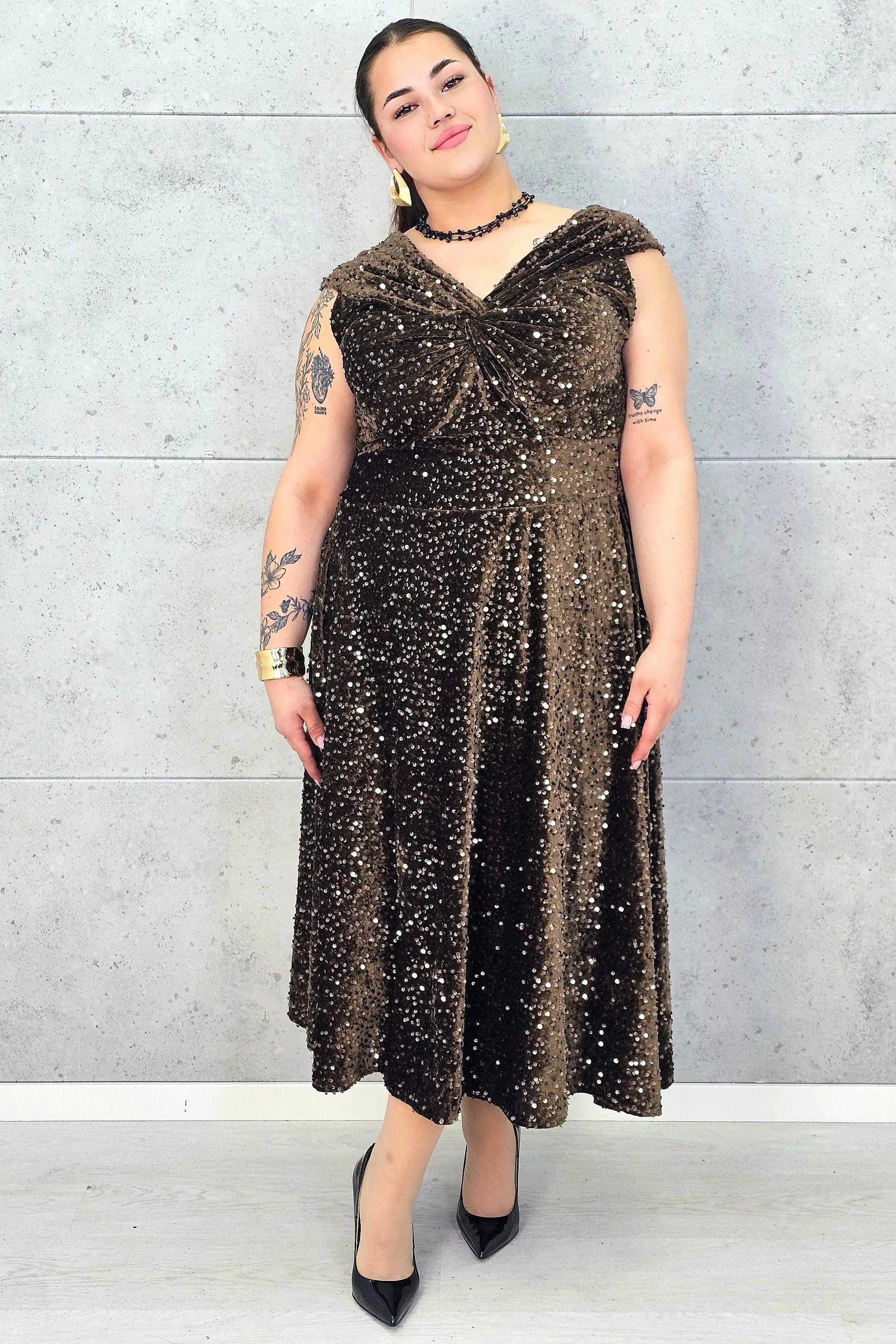Sukienka plus size cekinowa z eleganckim drapowaniem – model XXL na wyjątkowe okazje Stylowa XL