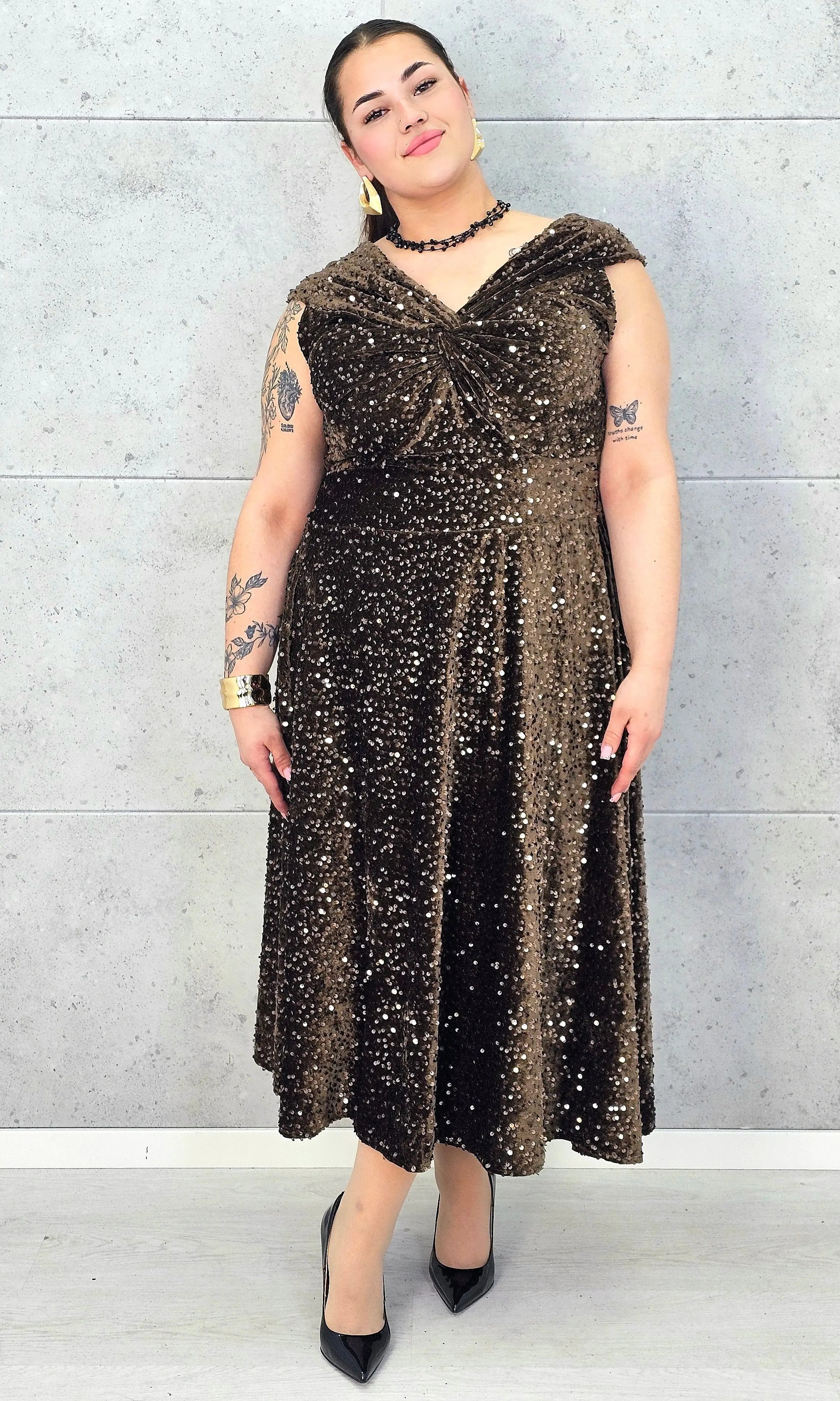 Sukienka plus size cekinowa z eleganckim drapowaniem – model XXL na wyjątkowe okazje Stylowa XL