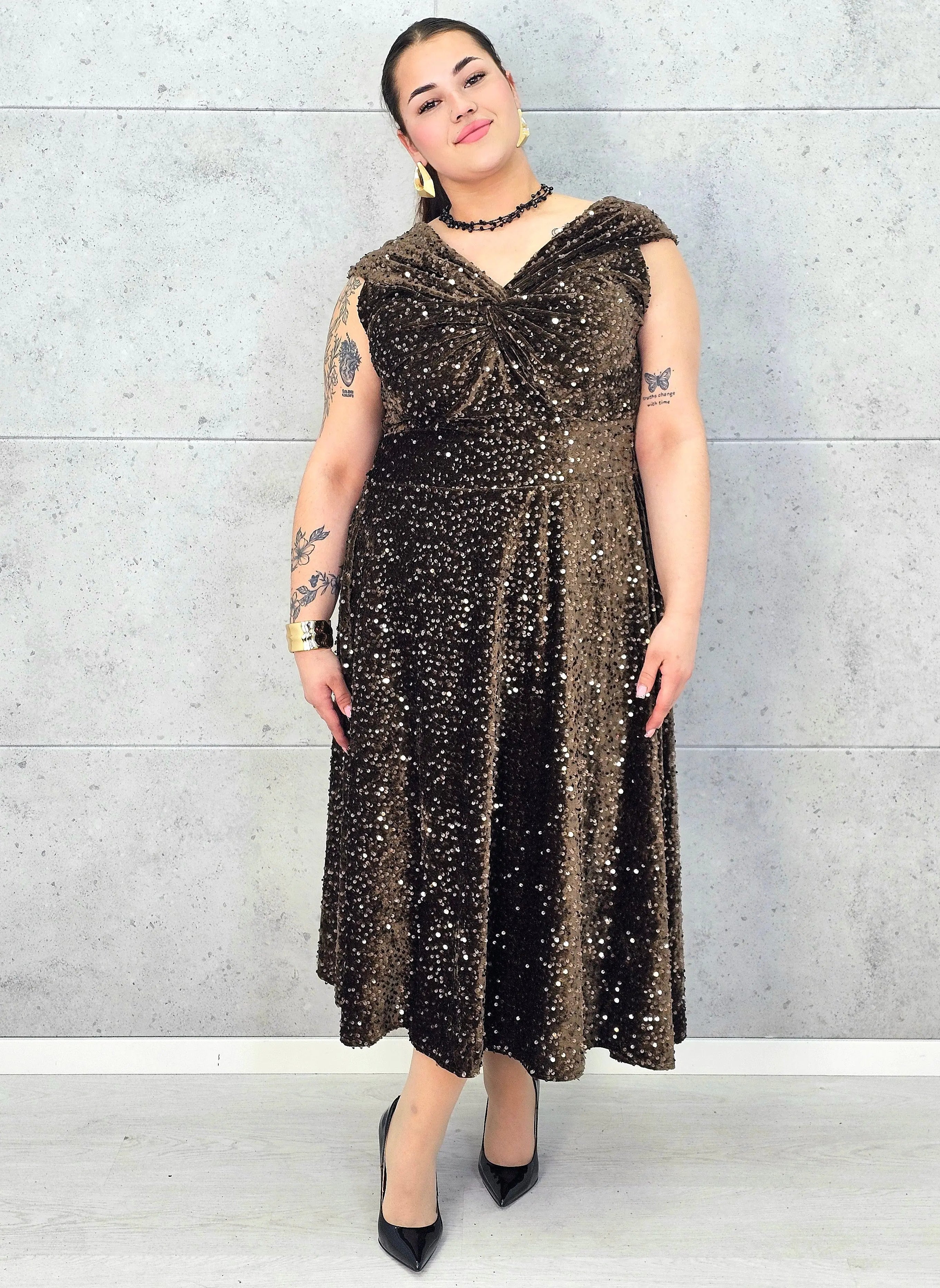 Sukienka plus size cekinowa z eleganckim drapowaniem – model XXL na wyjątkowe okazje Stylowa XL