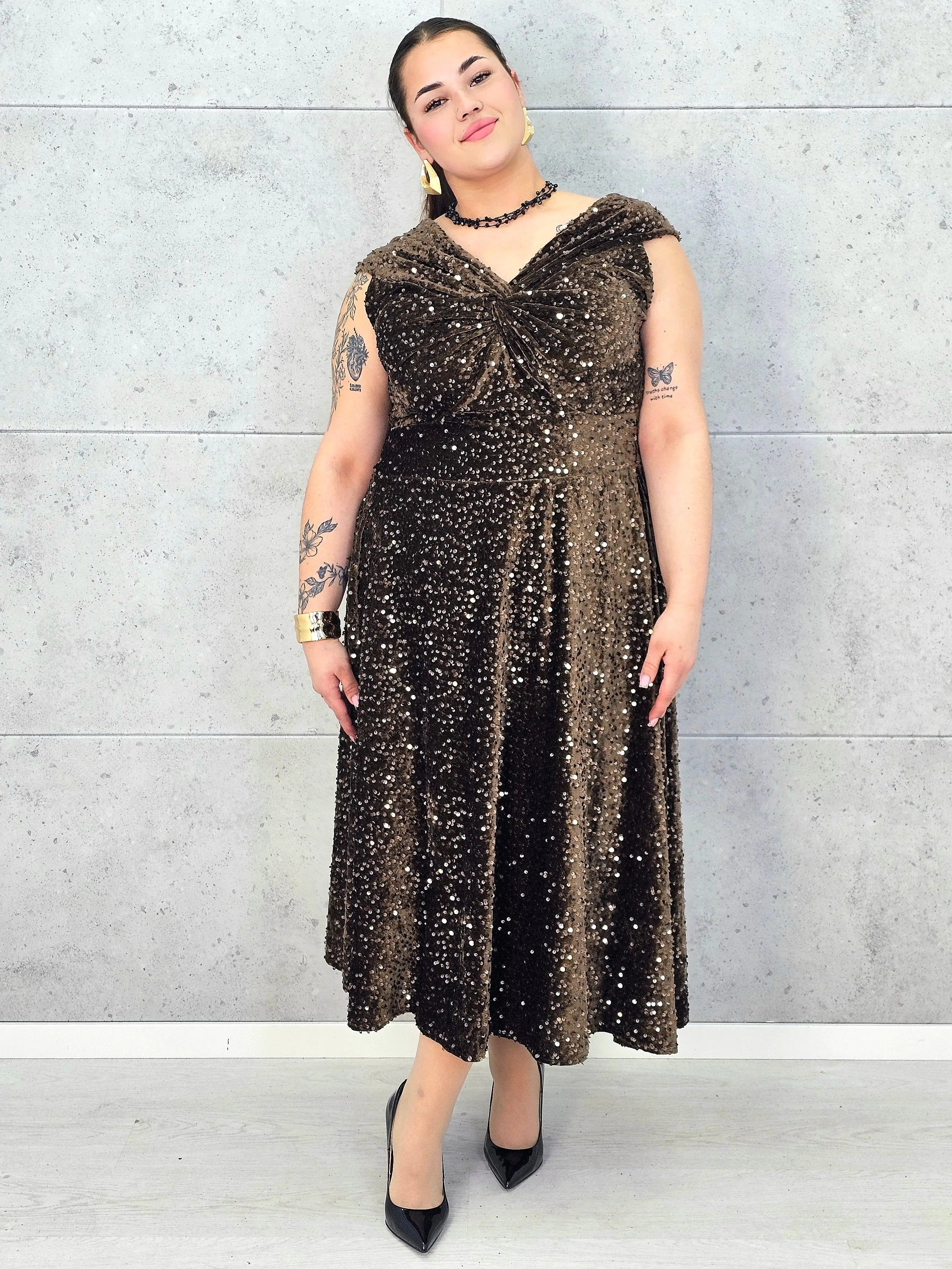 Sukienka plus size cekinowa z eleganckim drapowaniem – model XXL na wyjątkowe okazje Stylowa XL