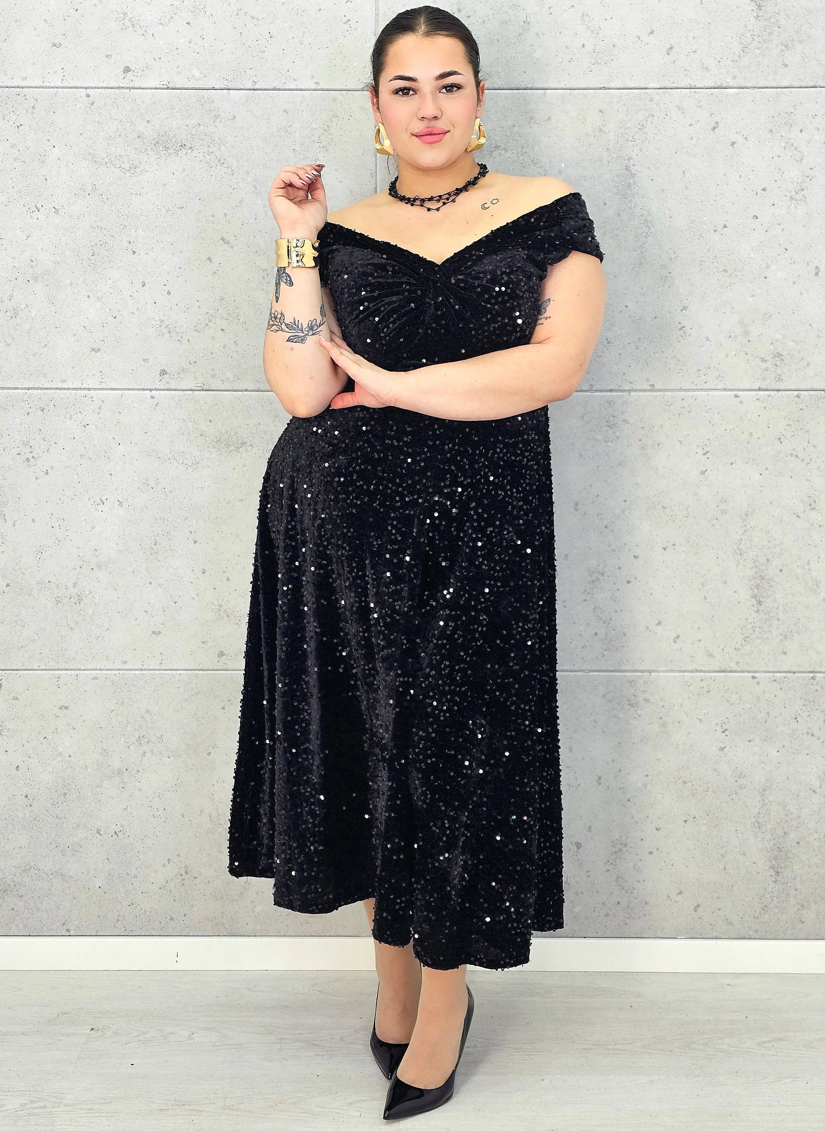 Sukienka plus size cekinowa z eleganckim drapowaniem – model XXL na wyjątkowe okazje Stylowa XL