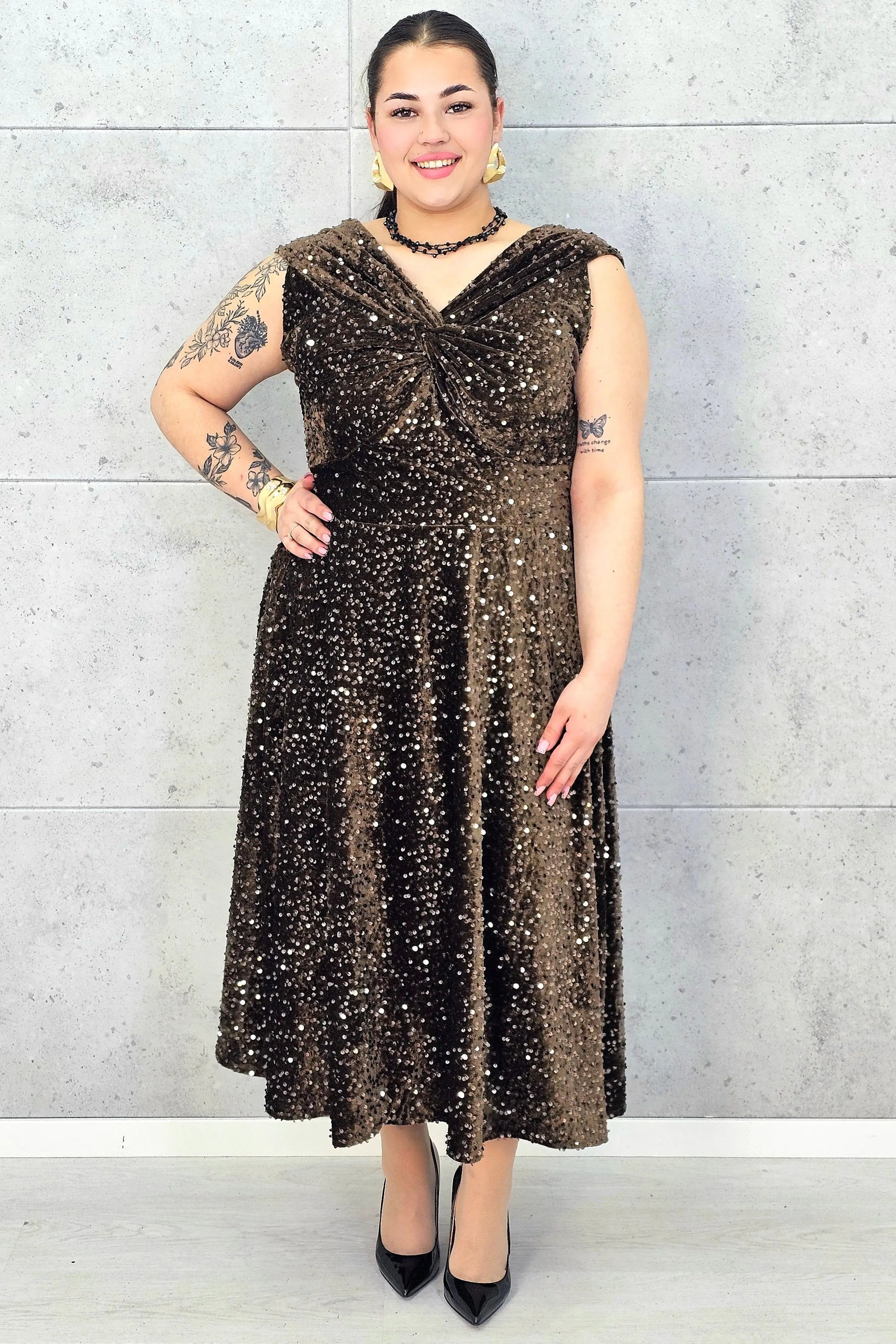 Sukienka plus size cekinowa z eleganckim drapowaniem – model XXL na wyjątkowe okazje Stylowa XL