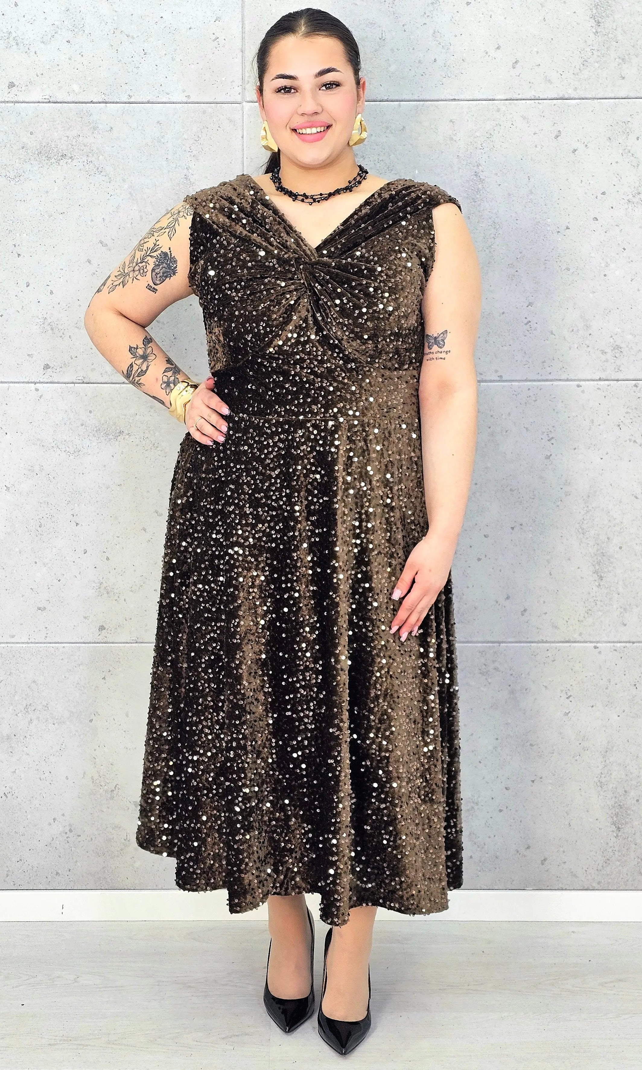 Sukienka plus size cekinowa z eleganckim drapowaniem – model XXL na wyjątkowe okazje Stylowa XL