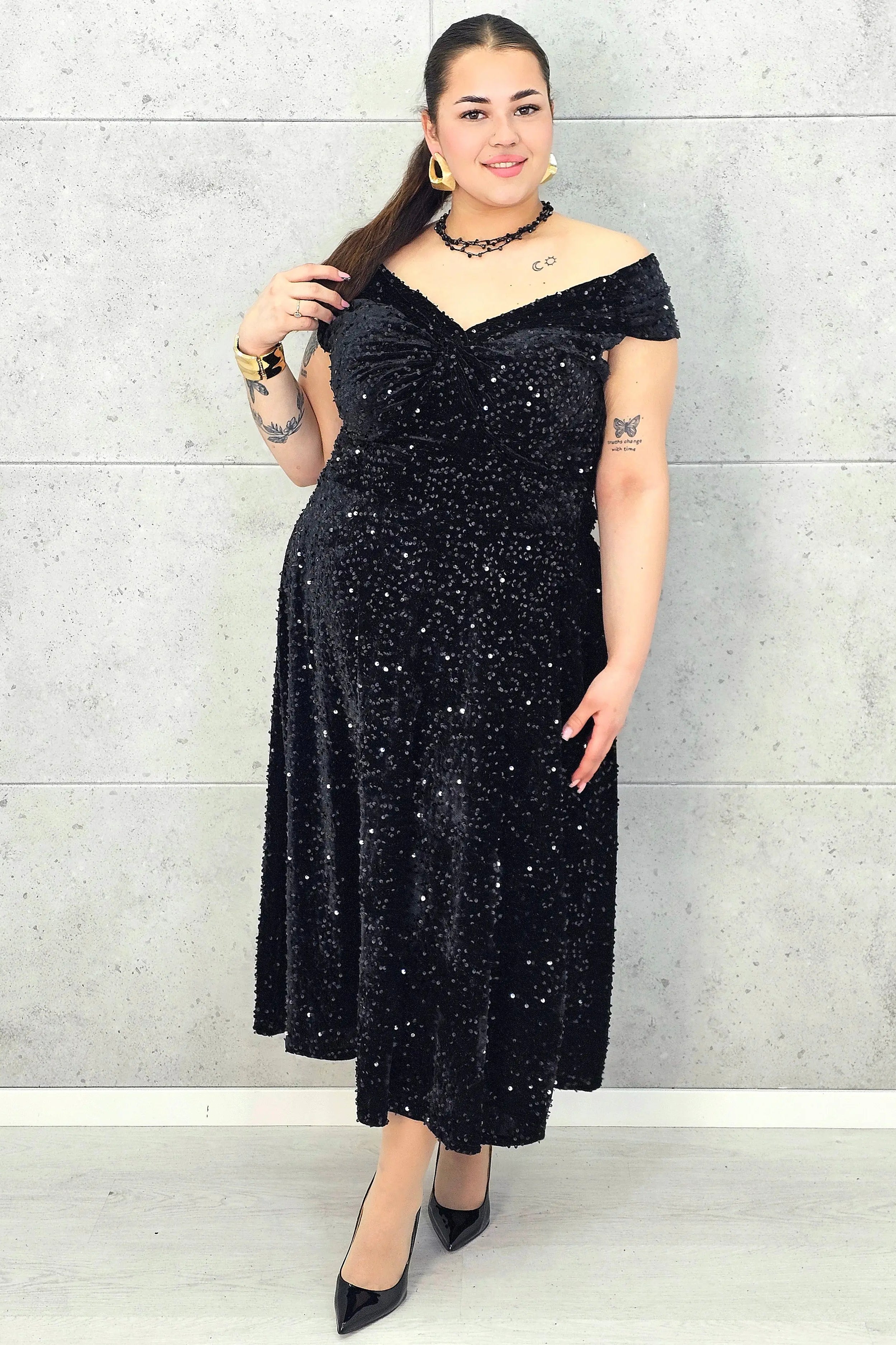 Sukienka plus size cekinowa z eleganckim drapowaniem – model XXL na wyjątkowe okazje Stylowa XL