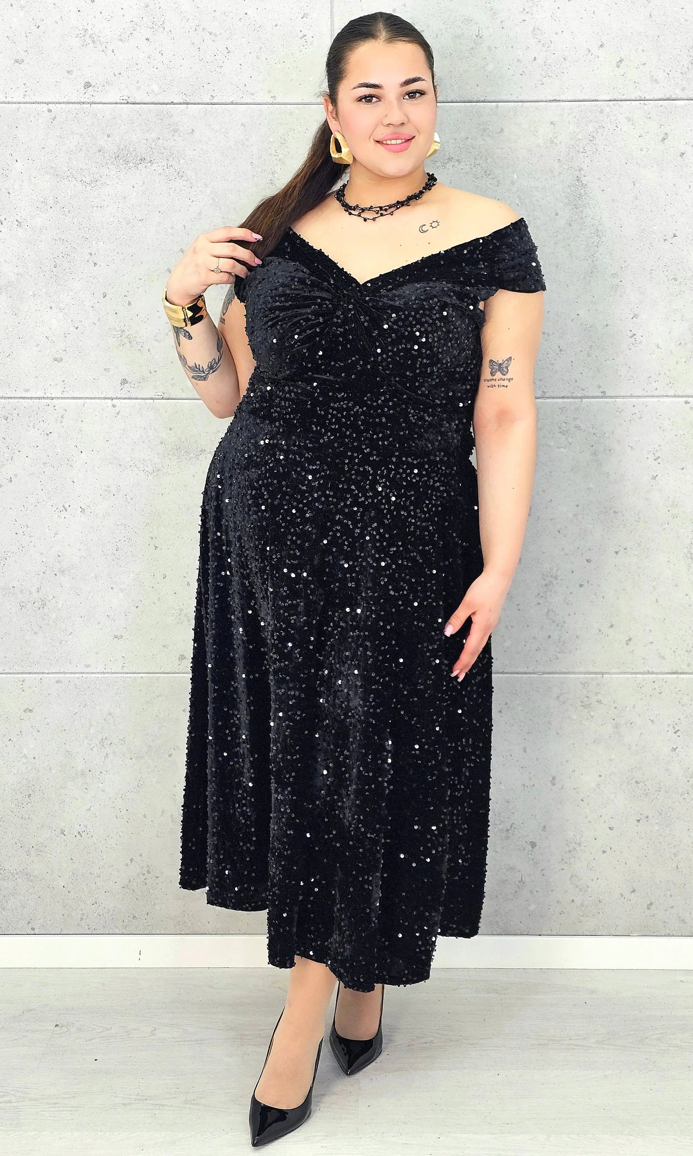 Sukienka plus size cekinowa z eleganckim drapowaniem – model XXL na wyjątkowe okazje Stylowa XL