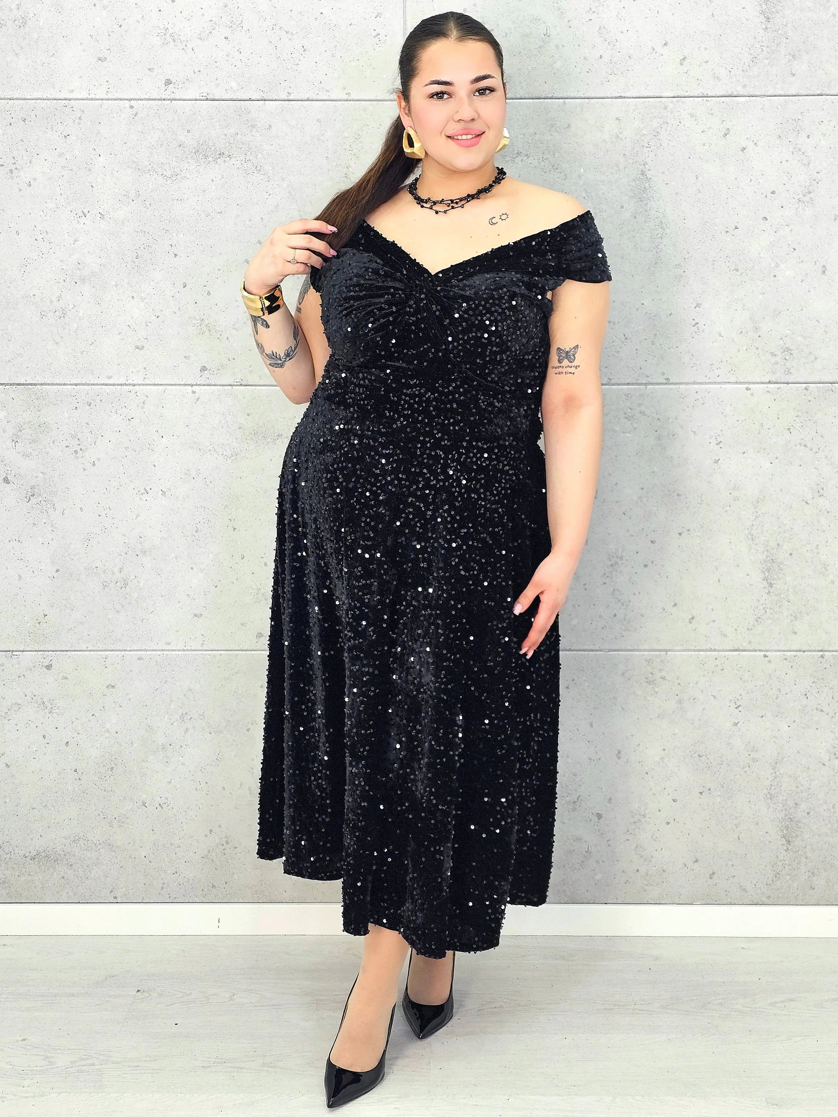 Sukienka plus size cekinowa z eleganckim drapowaniem – model XXL na wyjątkowe okazje Stylowa XL