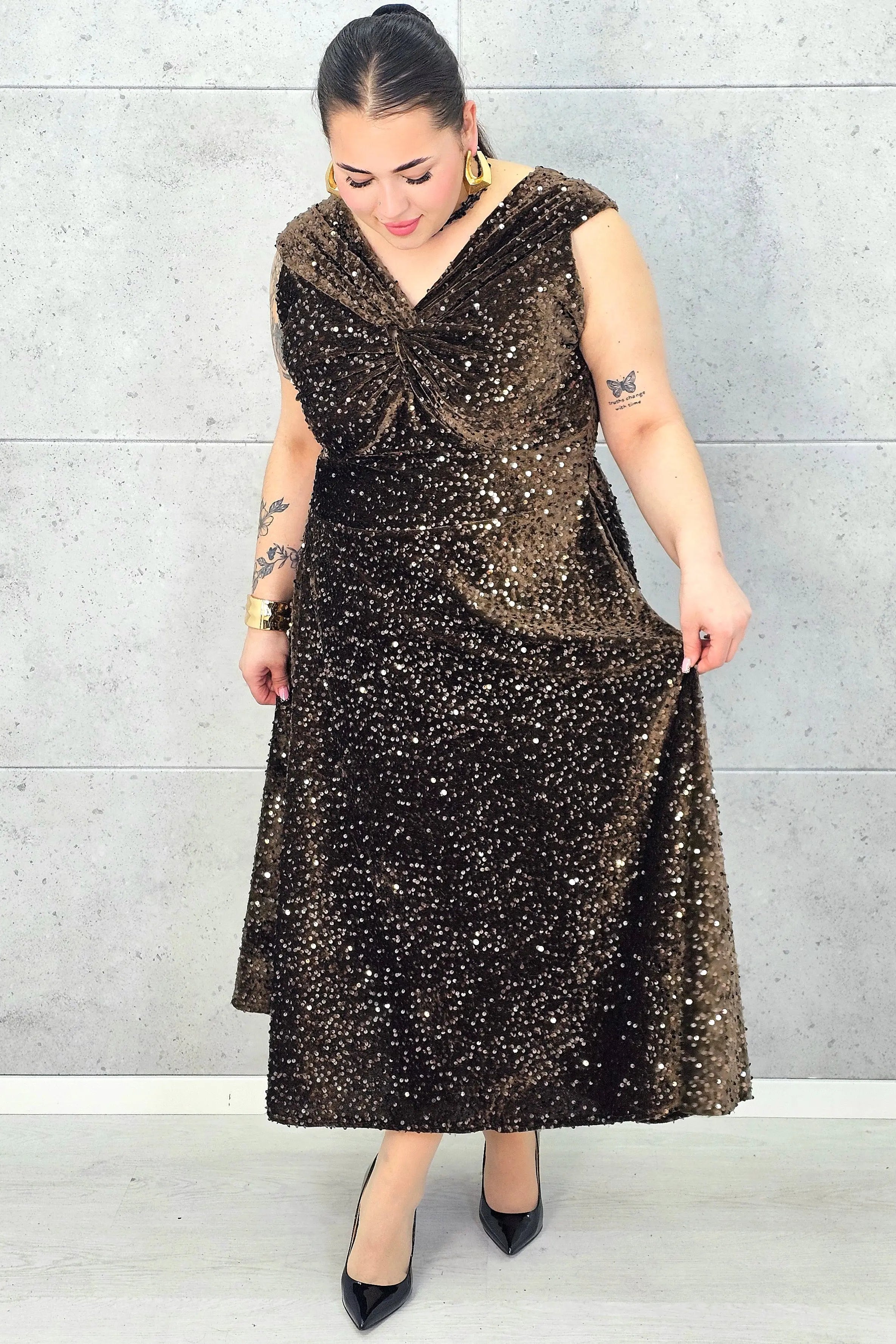 Sukienka plus size cekinowa z eleganckim drapowaniem – model XXL na wyjątkowe okazje Stylowa XL