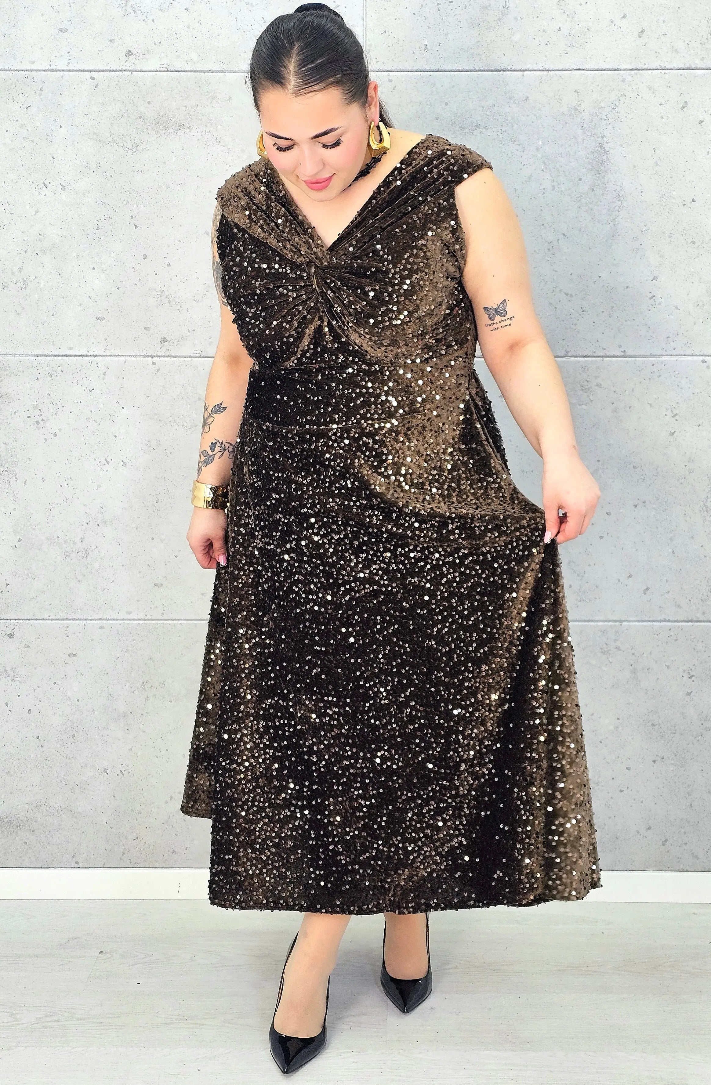 Sukienka plus size cekinowa z eleganckim drapowaniem – model XXL na wyjątkowe okazje Stylowa XL