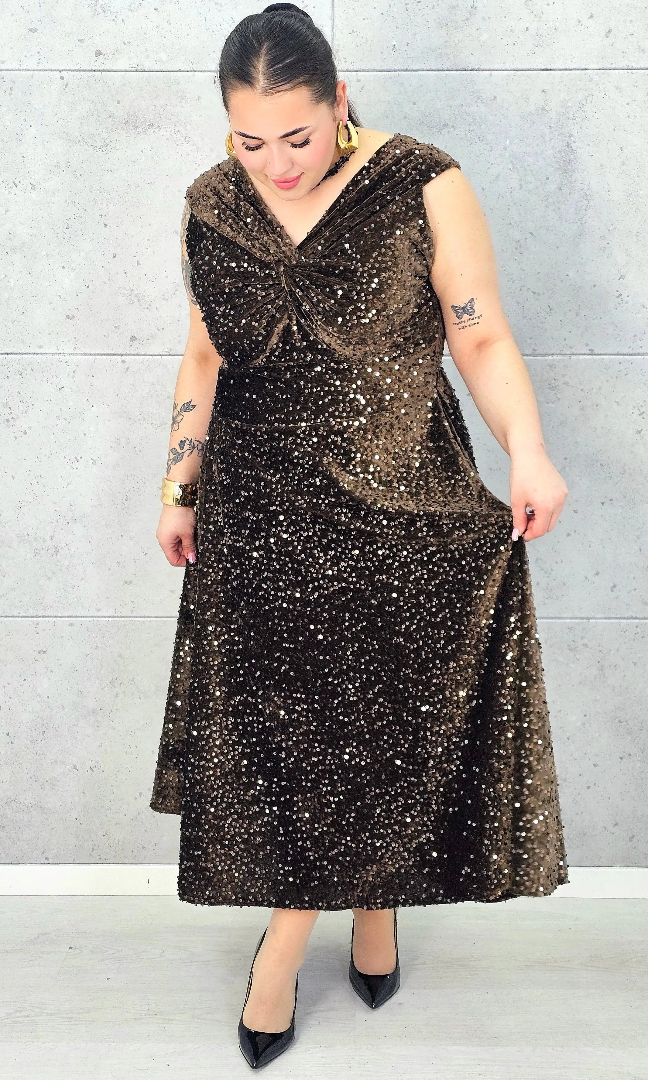 Sukienka plus size cekinowa z eleganckim drapowaniem – model XXL na wyjątkowe okazje Stylowa XL