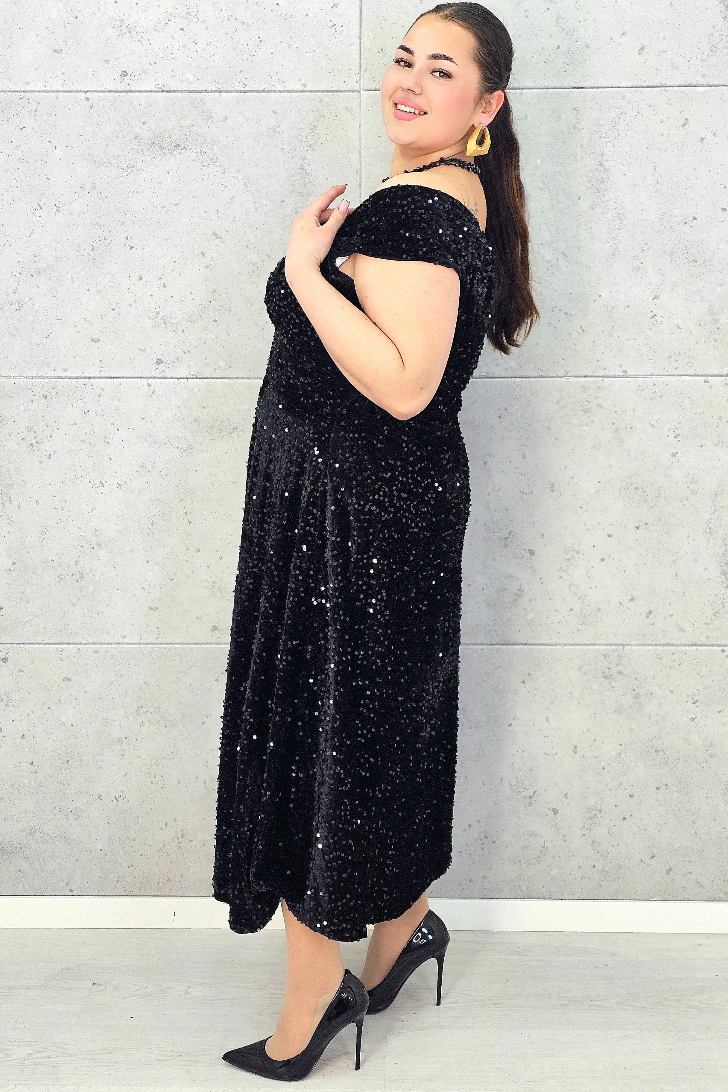 Sukienka plus size cekinowa z eleganckim drapowaniem – model XXL na wyjątkowe okazje Stylowa XL