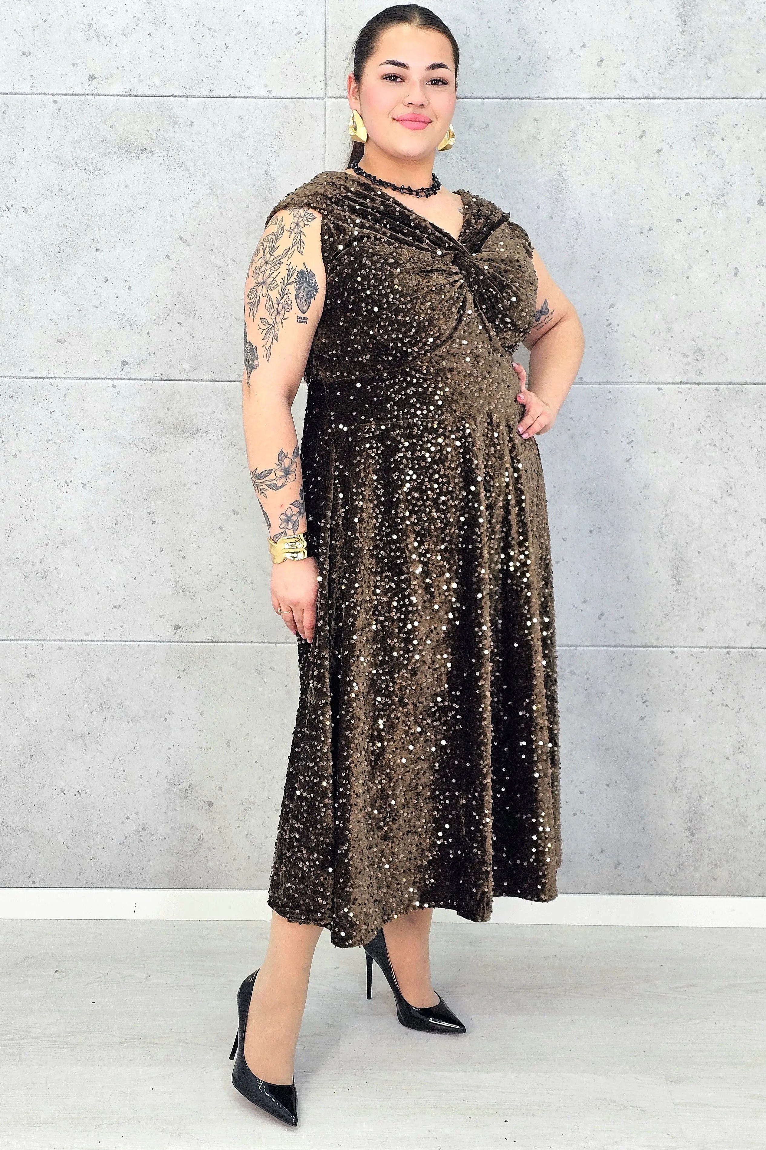 Sukienka plus size cekinowa z eleganckim drapowaniem – model XXL na wyjątkowe okazje Stylowa XL