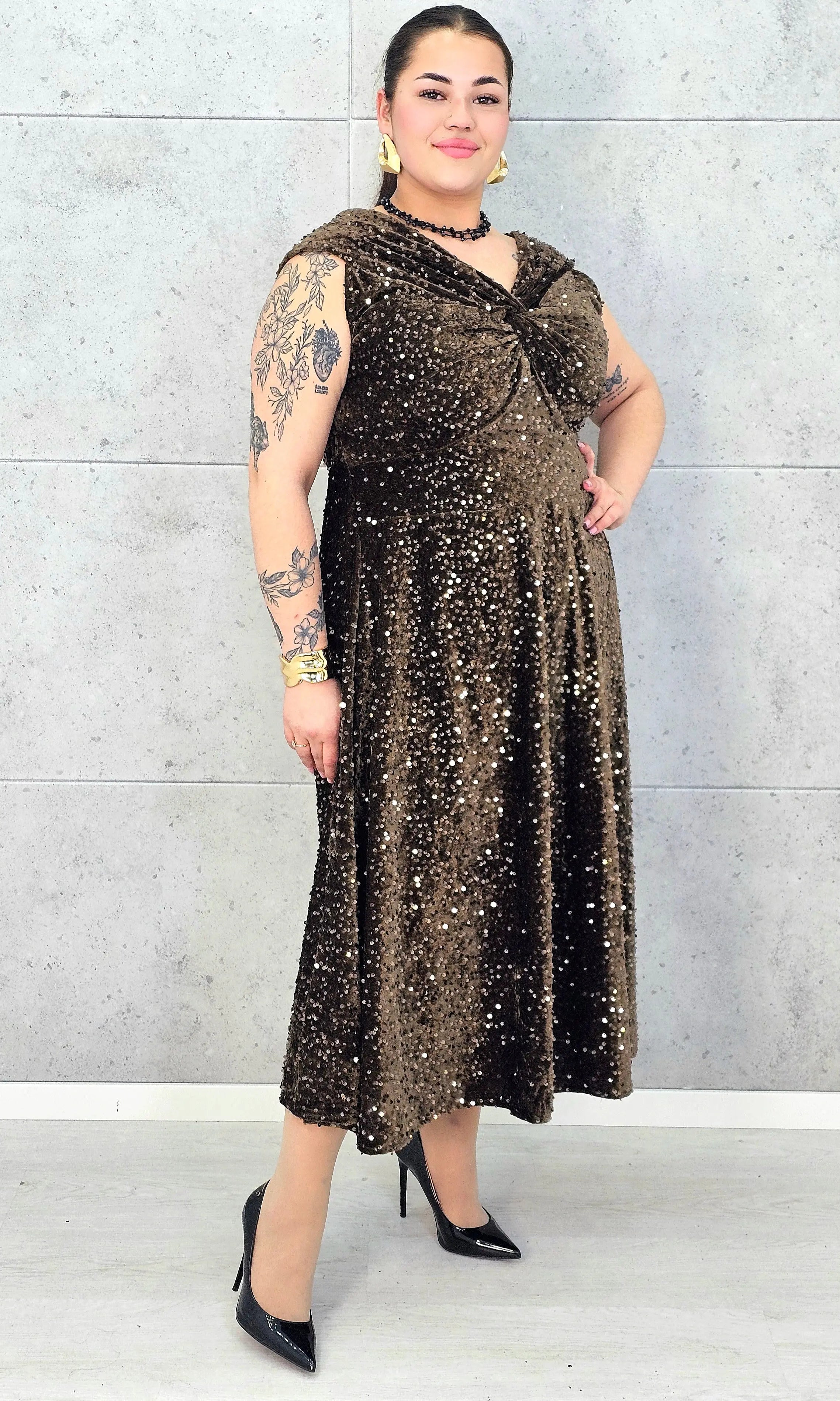 Sukienka plus size cekinowa z eleganckim drapowaniem – model XXL na wyjątkowe okazje Stylowa XL