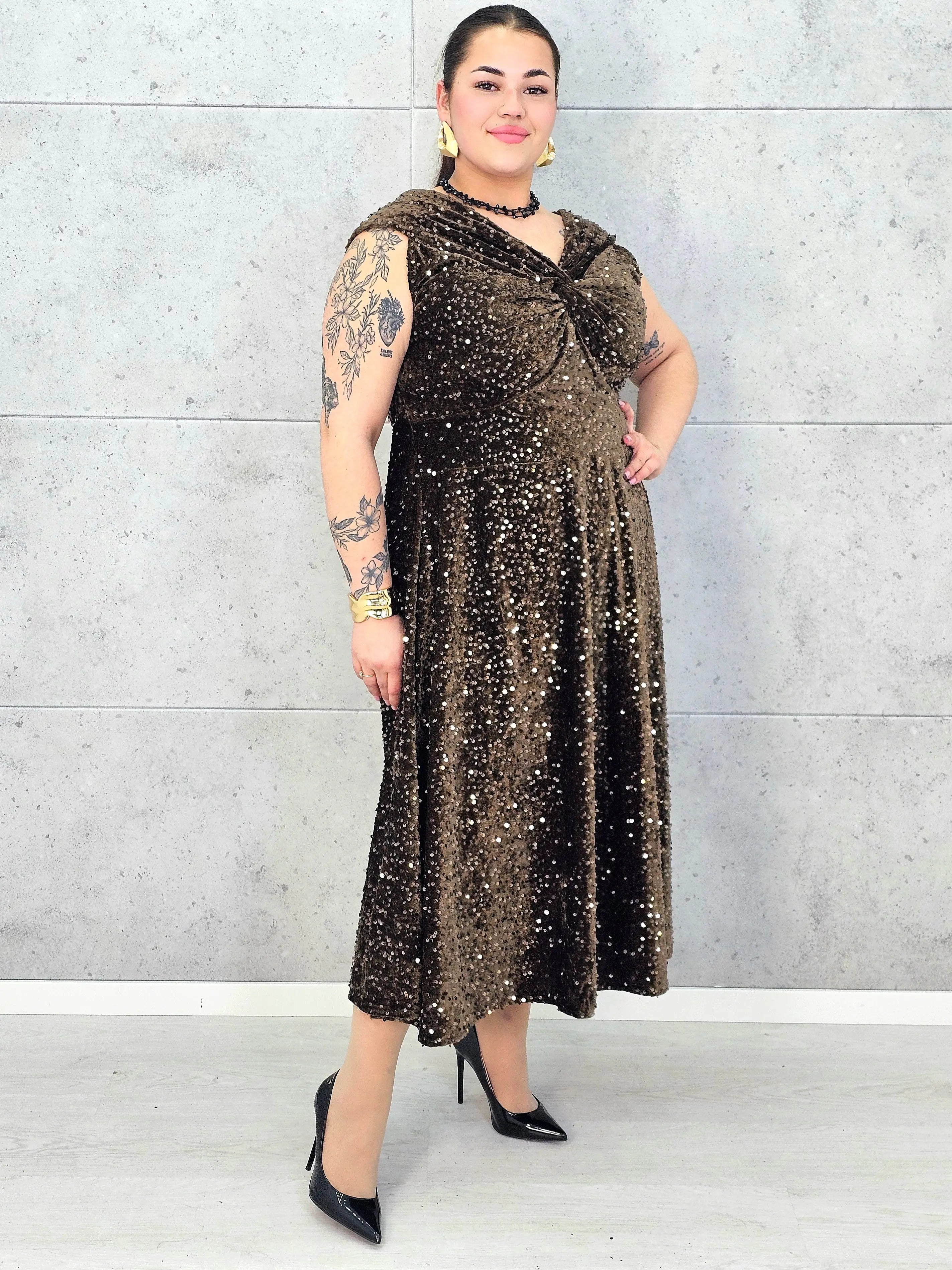 Sukienka plus size cekinowa z eleganckim drapowaniem – model XXL na wyjątkowe okazje Stylowa XL