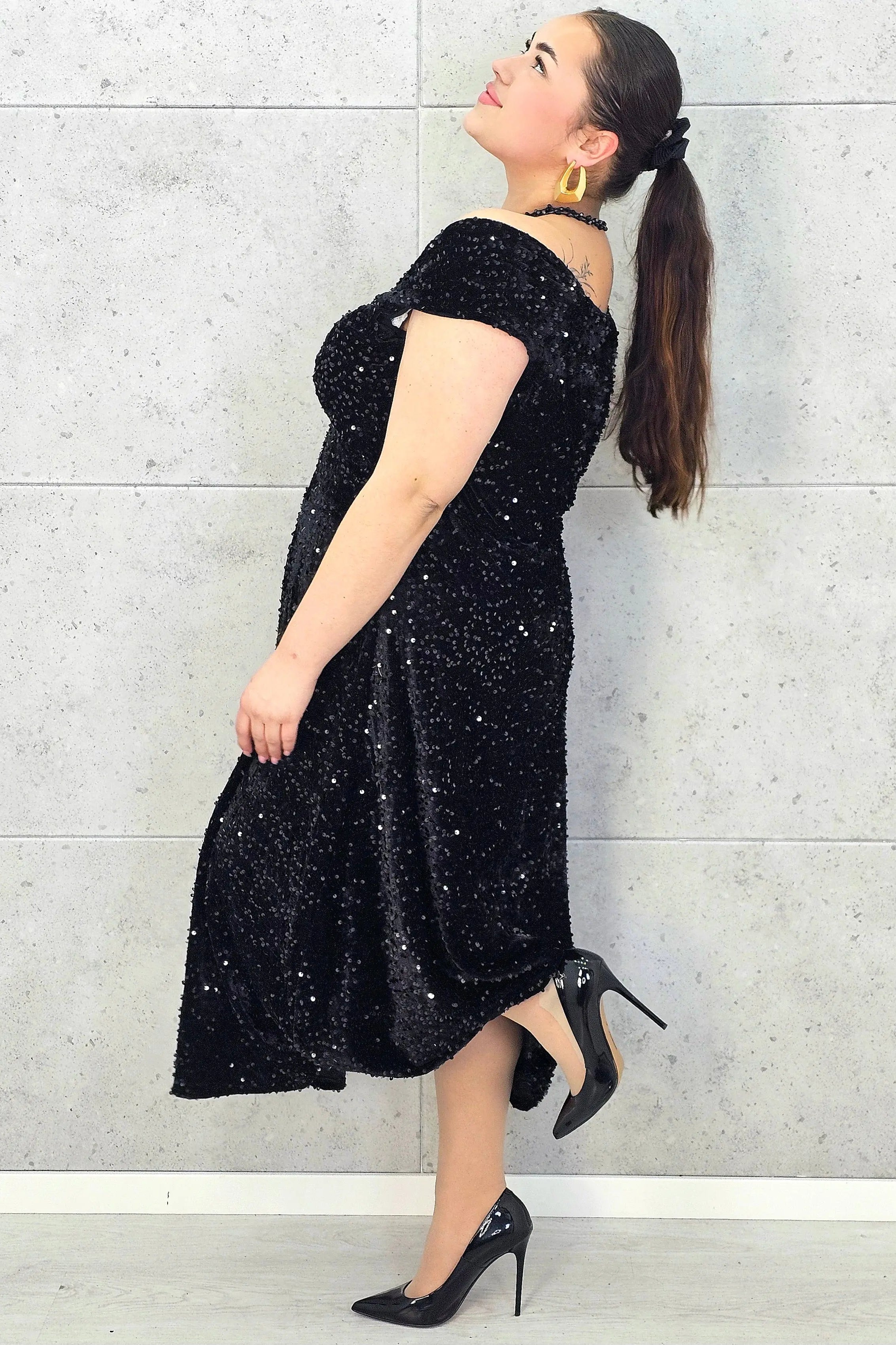 Sukienka plus size cekinowa z eleganckim drapowaniem – model XXL na wyjątkowe okazje Stylowa XL
