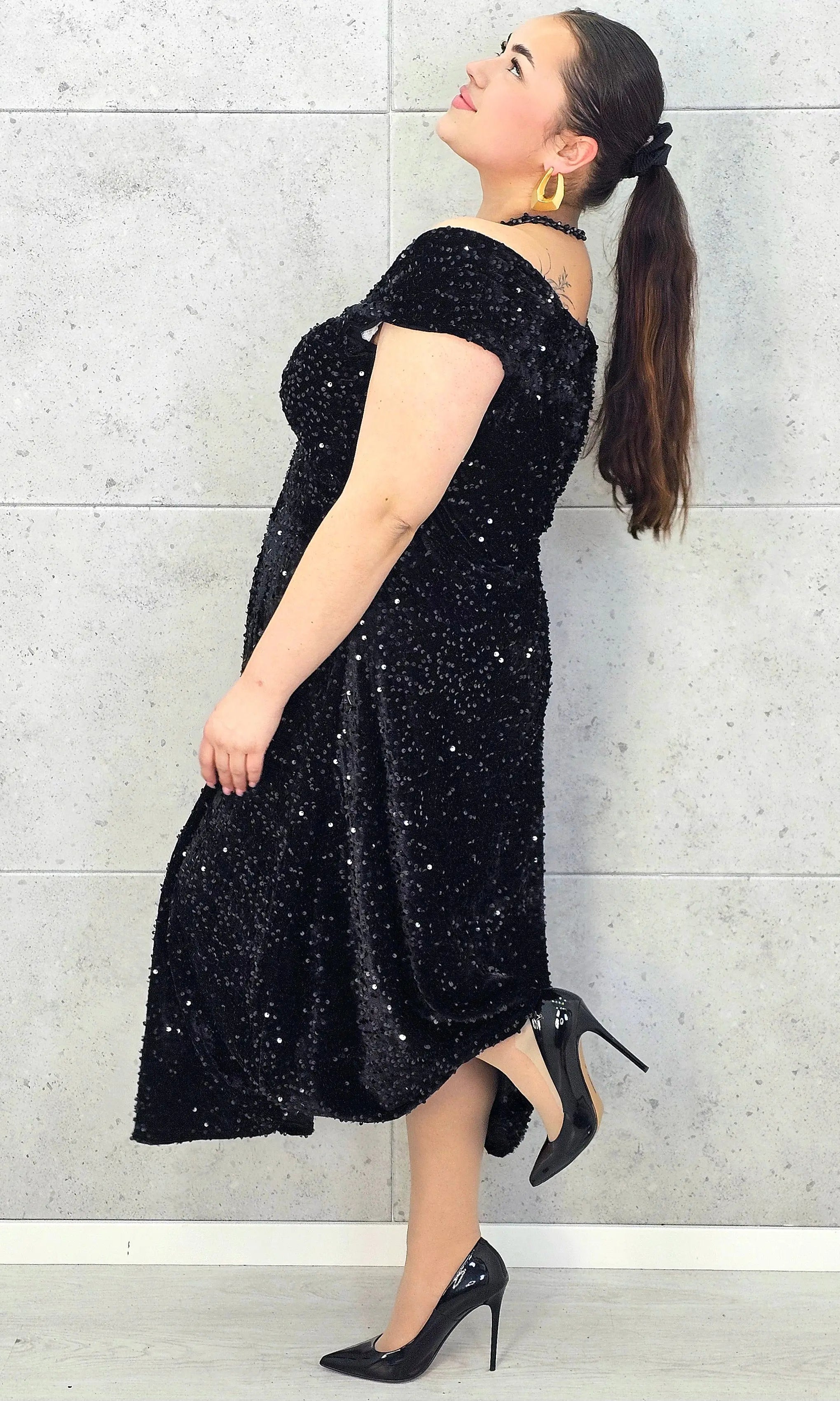 Sukienka plus size cekinowa z eleganckim drapowaniem – model XXL na wyjątkowe okazje Stylowa XL