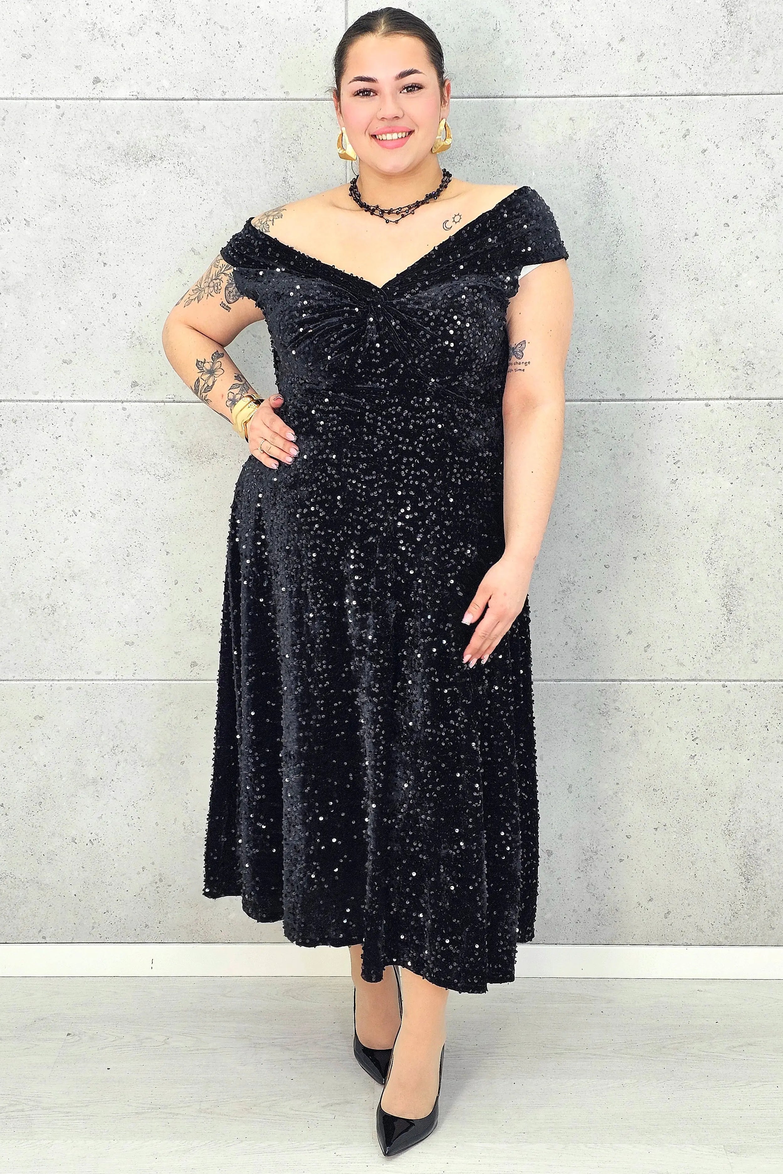 Sukienka plus size cekinowa z eleganckim drapowaniem – model XXL na wyjątkowe okazje Stylowa XL