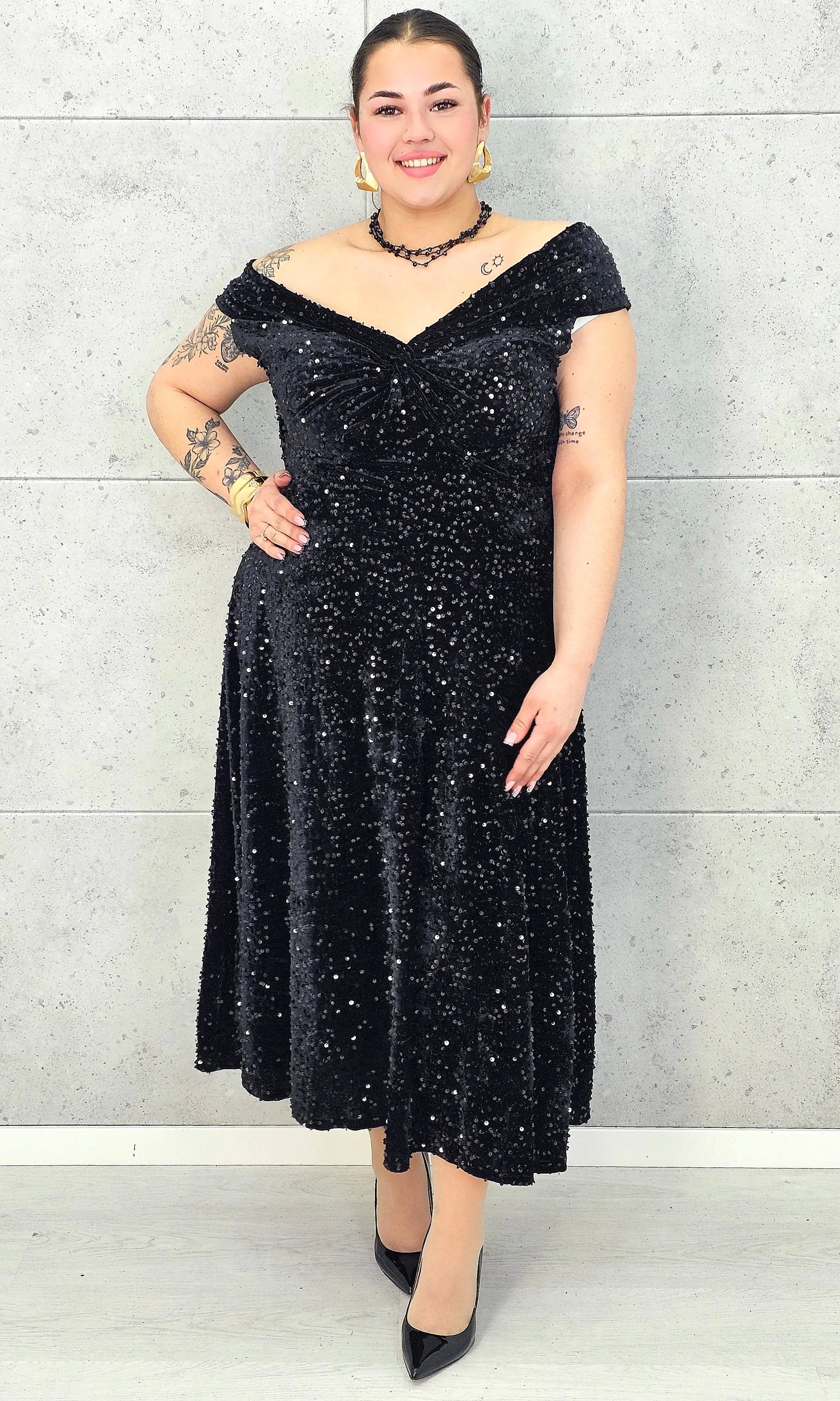 Sukienka plus size cekinowa z eleganckim drapowaniem – model XXL na wyjątkowe okazje Stylowa XL