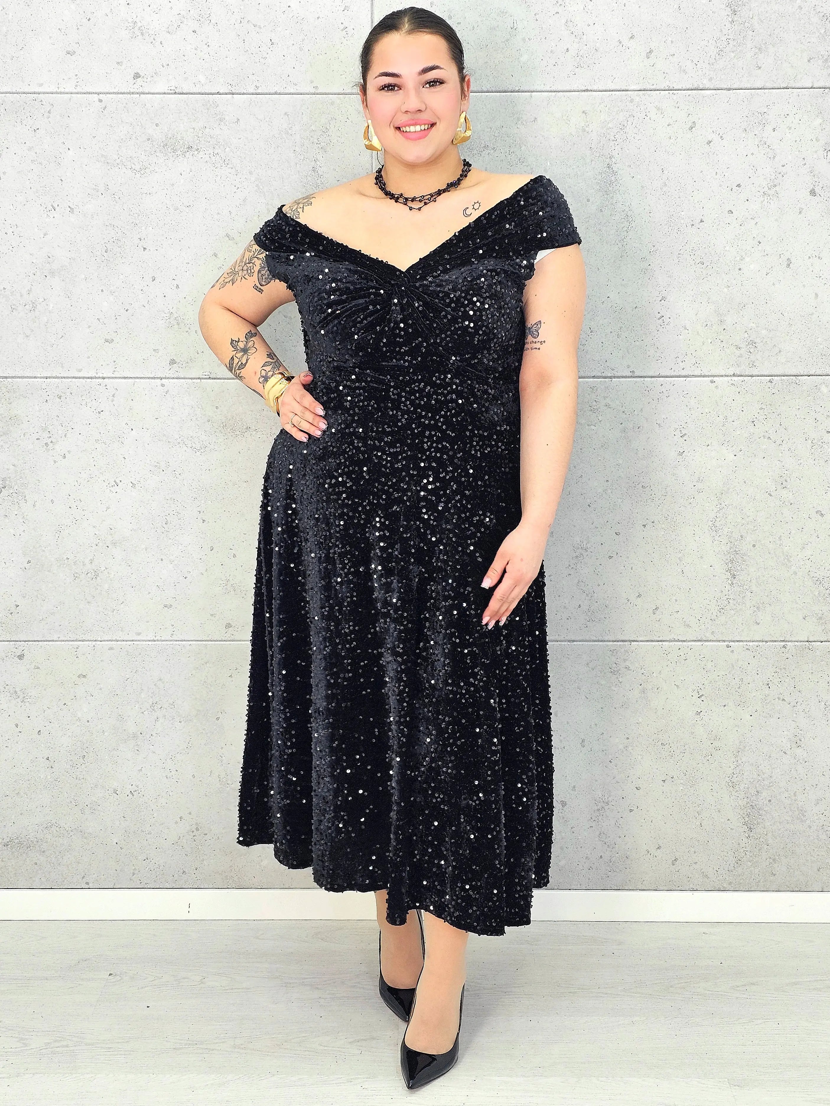 Sukienka plus size cekinowa z eleganckim drapowaniem – model XXL na wyjątkowe okazje Stylowa XL