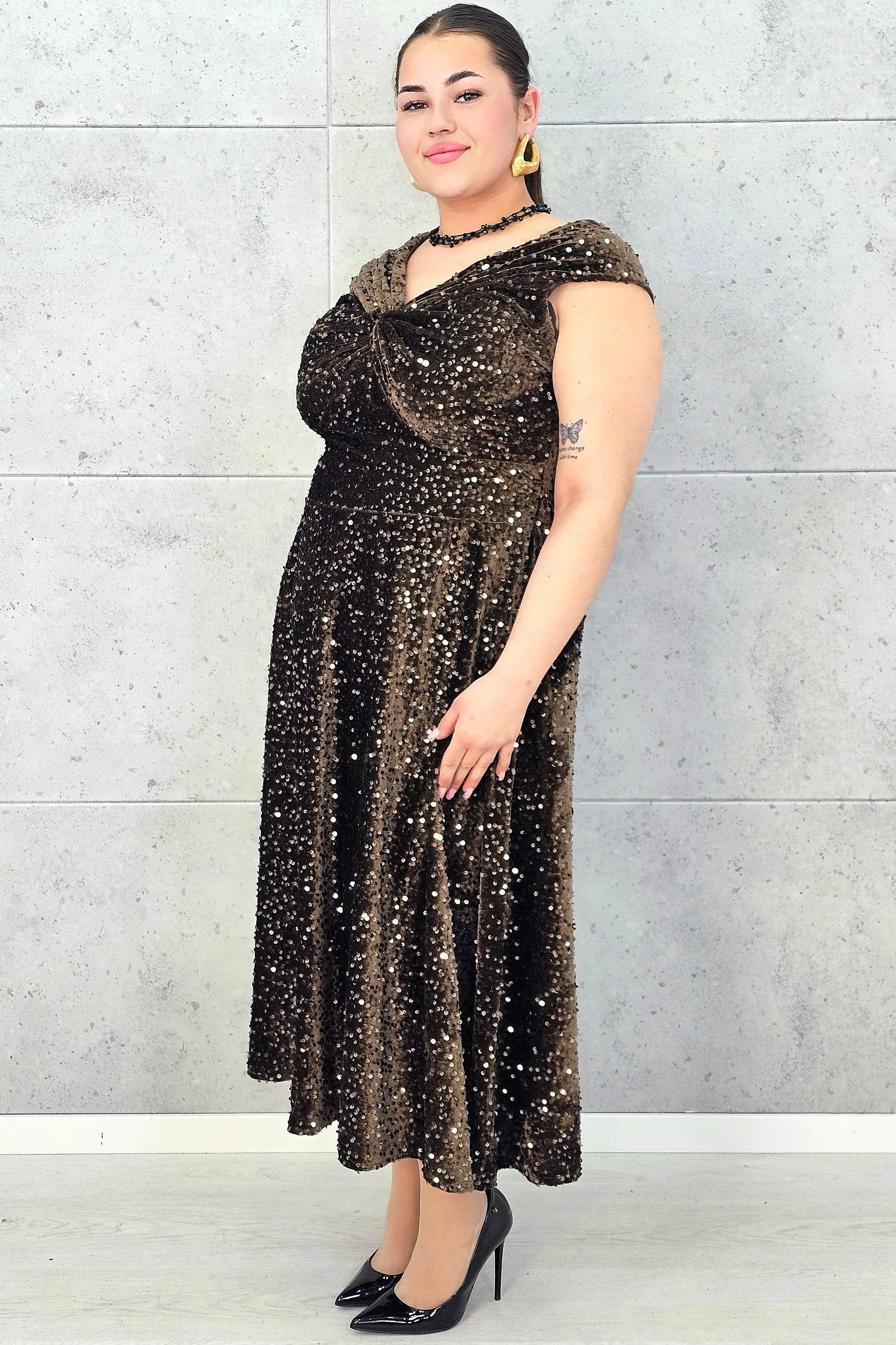 Sukienka plus size cekinowa z eleganckim drapowaniem – model XXL na wyjątkowe okazje Stylowa XL