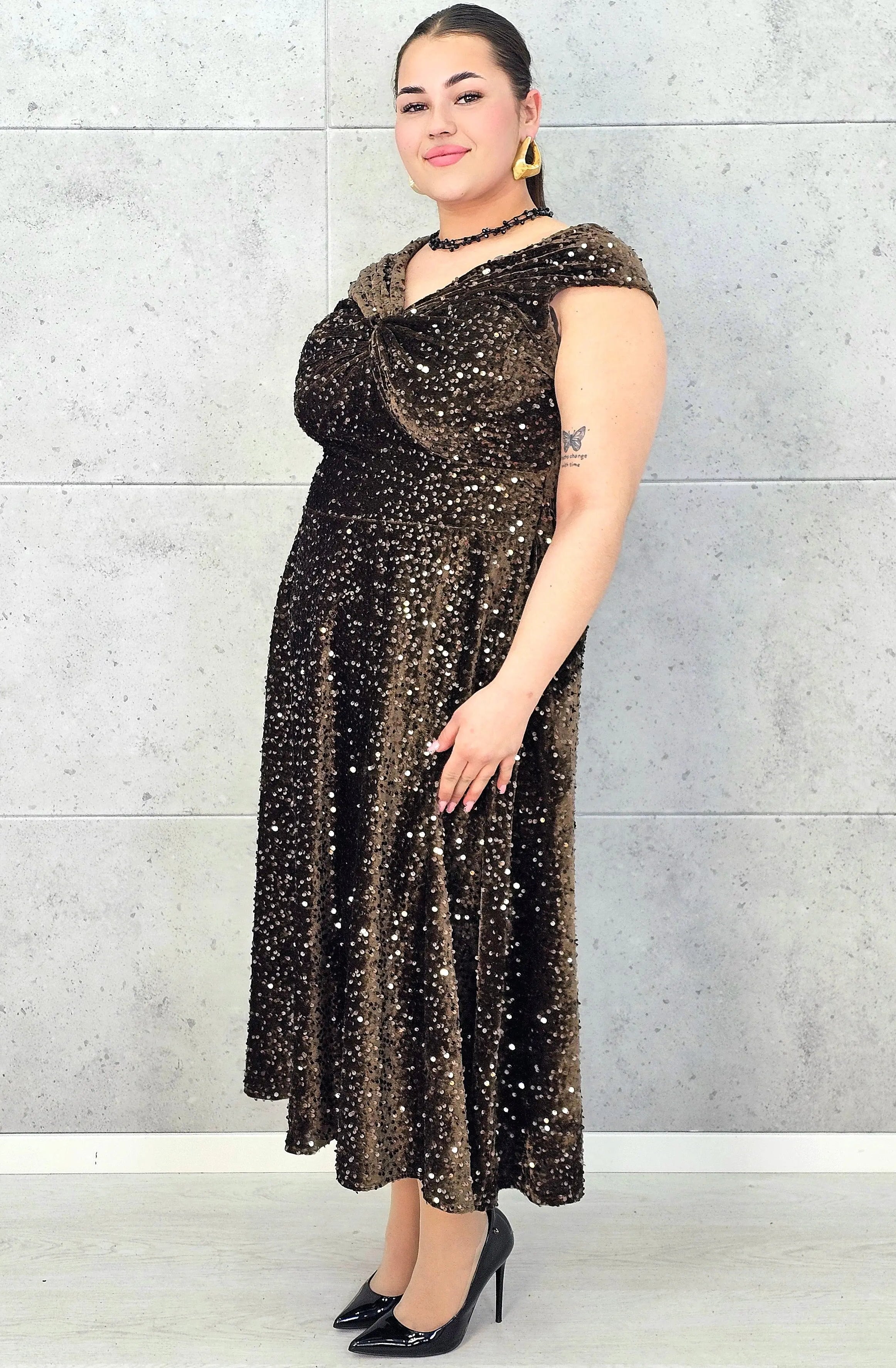 Sukienka plus size cekinowa z eleganckim drapowaniem – model XXL na wyjątkowe okazje Stylowa XL