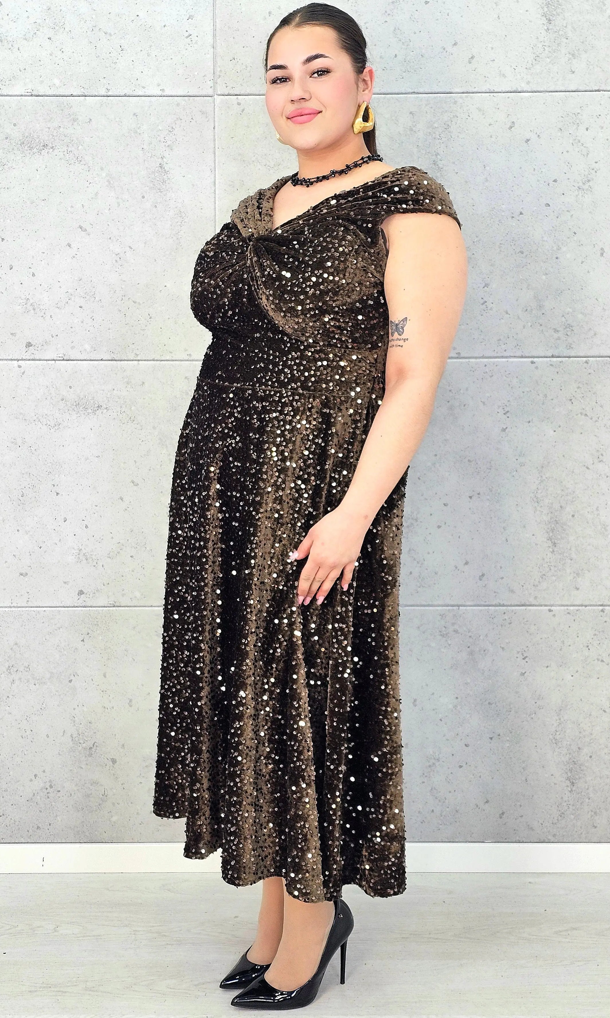 Sukienka plus size cekinowa z eleganckim drapowaniem – model XXL na wyjątkowe okazje Stylowa XL
