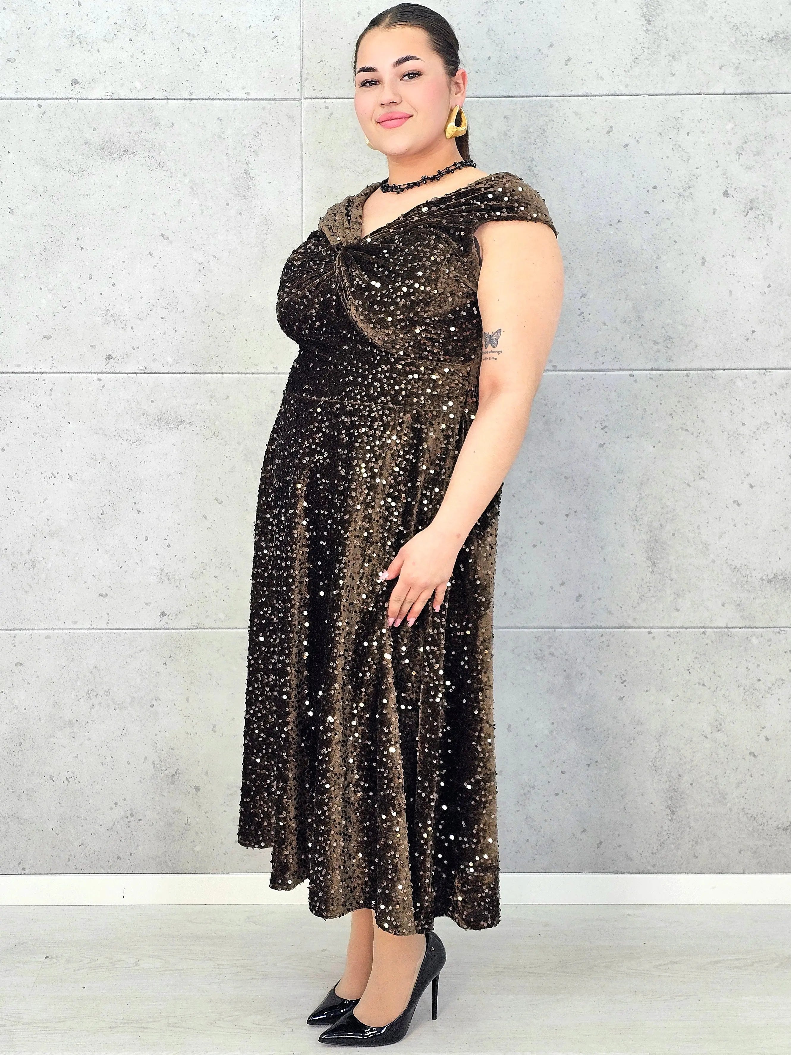 Sukienka plus size cekinowa z eleganckim drapowaniem – model XXL na wyjątkowe okazje Stylowa XL